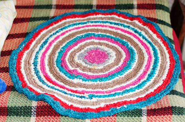 коврик крючком из полосок ткани. квадратный коврик. связать квадратный коврик. коврики крючком из старых вещей. клевый круглый коврик крючком.