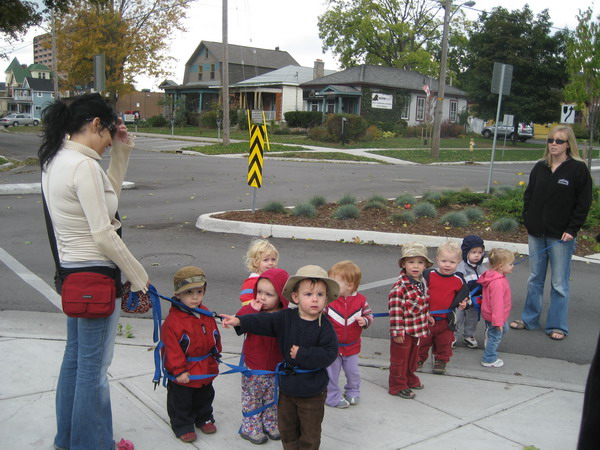 Сколько детей ходит в садик. Финский детский сад прогулка. Прогулка детей в детском саду США. Канадские дети в детском саду. Веревочка для прогулки в детском саду.