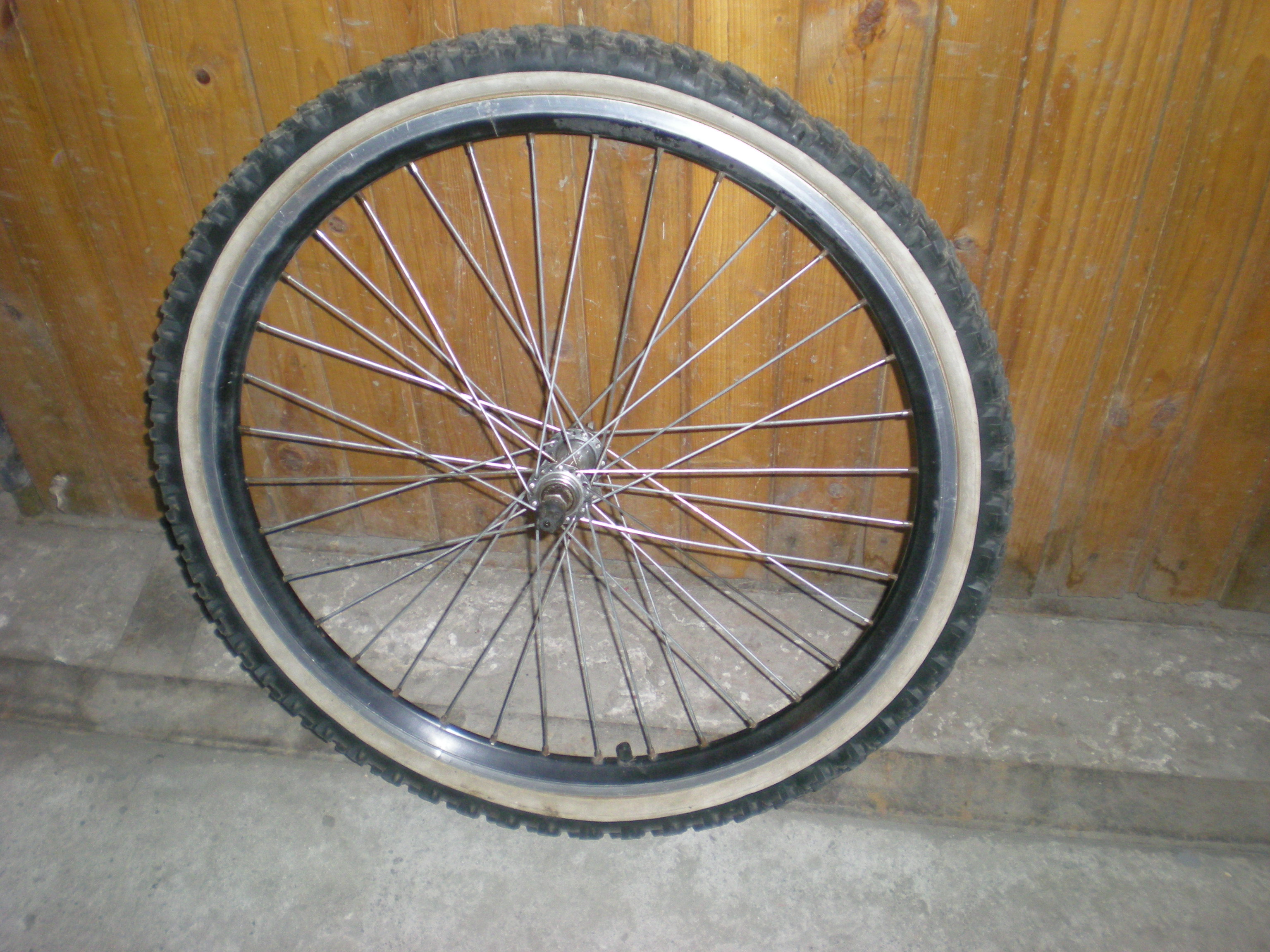 Колесо десна. Велосипед стелс с боковыми колесами. Передний обод передний обод вилд трак 200. Радиус колеса велосипеда кама. Колесо десна.