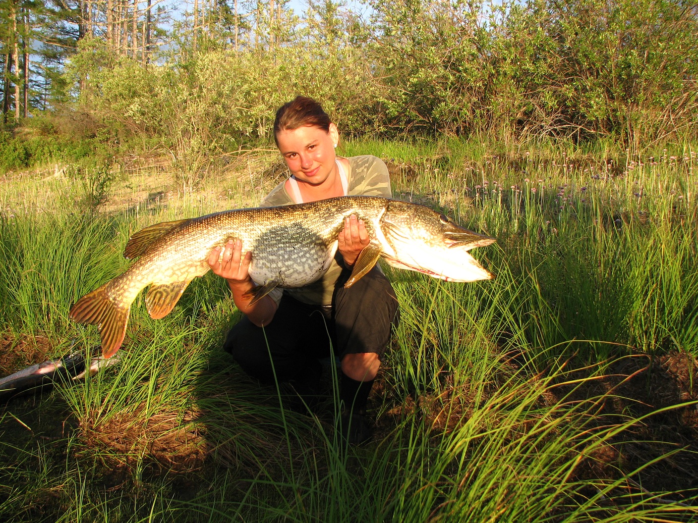 рыболовство в англии. ловить англичанина. английский фидер. человек с удочкой. рыбная ловля в англии.