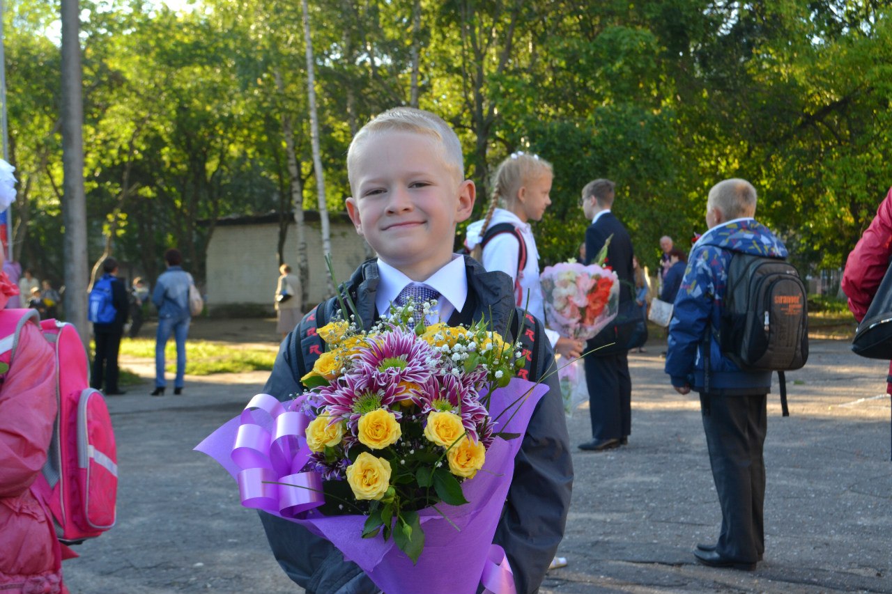 первоклашка. канавинский район нижний новгород школы. линейка 1 сентября. школа первоклассника нижний новгород. школа 89 кудьма.