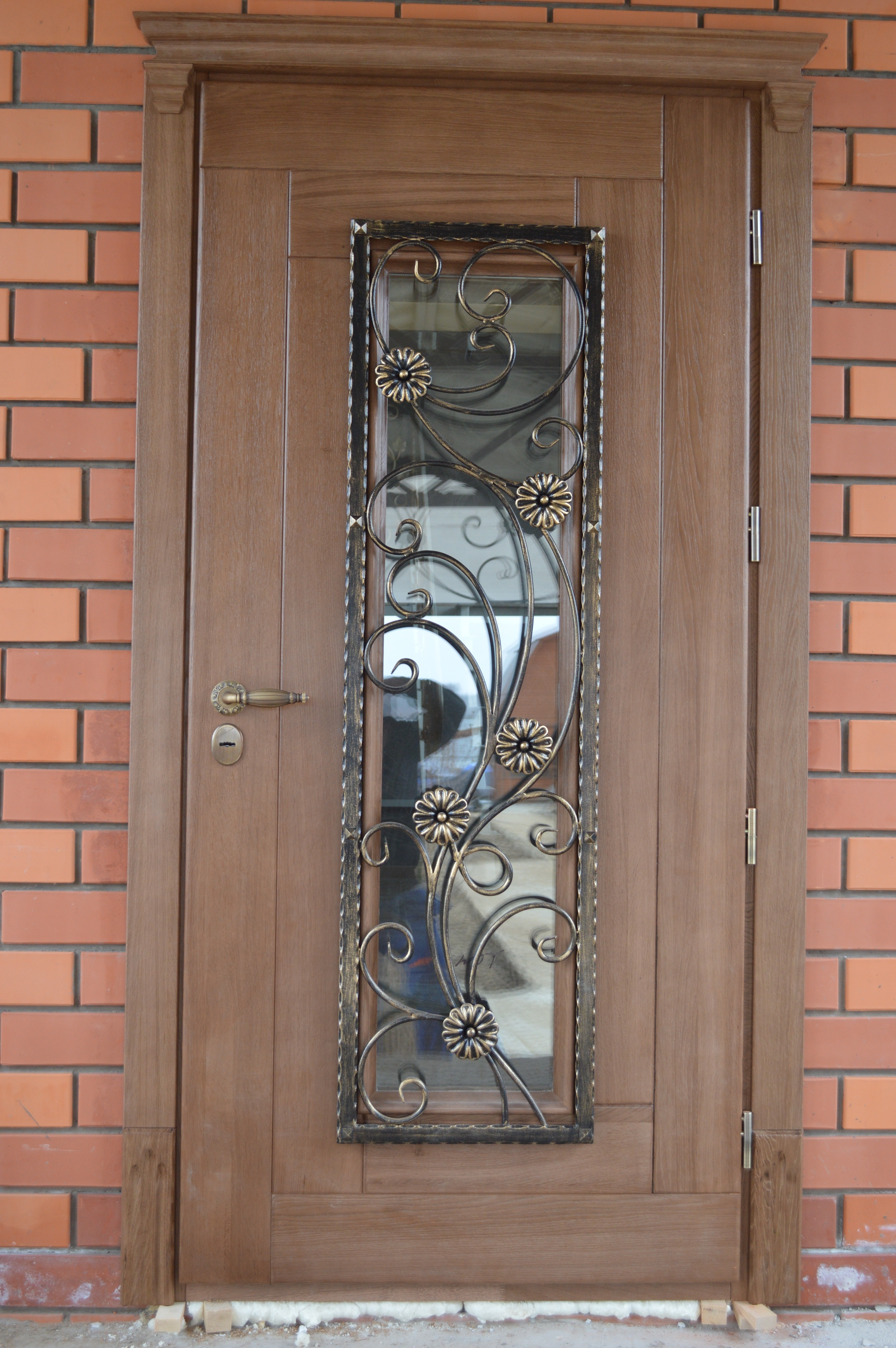 Входная дверь в дом со стеклом ковка. Сильвер со стеклопакетом дверь входная. Дверь со стеклом входная. Двери наружные металлические. Дверь входная металлическая со стеклом.