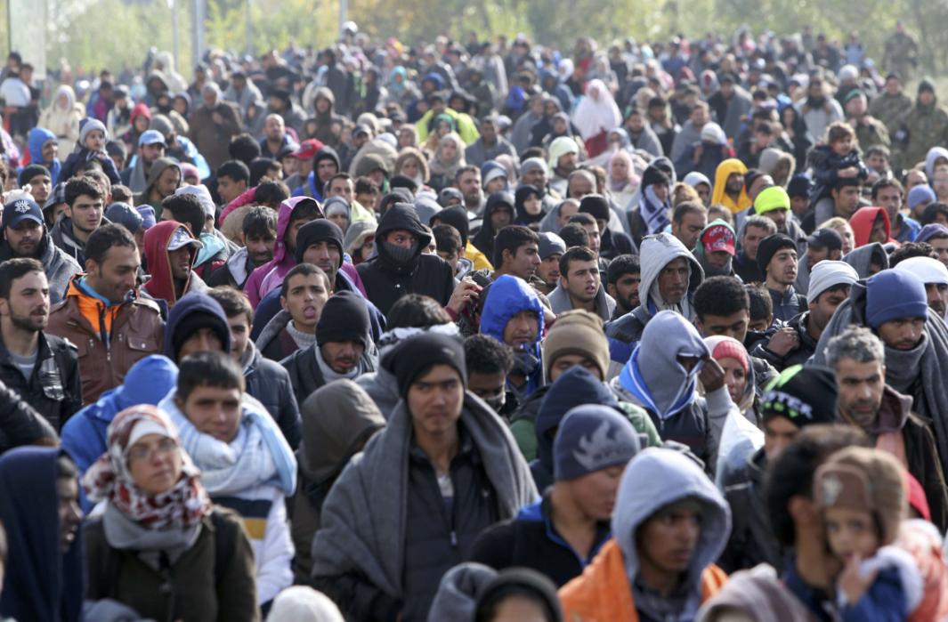Мигранты бегут из россии 2024. Миграция в Греции. Бегущие мигранты с детьми. Immigration and refugees.