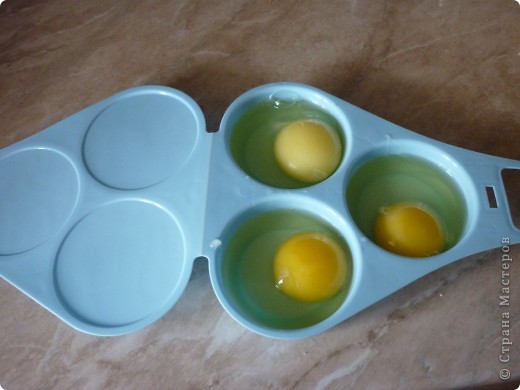 Форма для яичницы в микроволновке. Яйцо в микроволновке в формочках. Яйца пашот гаджет. Яйцо в микроволновке в формочках. Форма для яичницы для микроволновки.