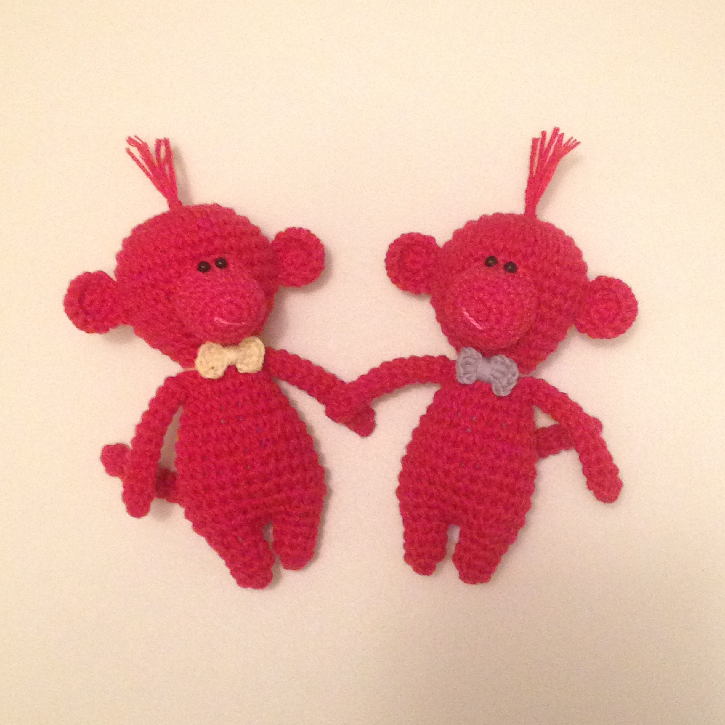 Вязаные символы года. Вязаные игрушки 2023. Вязаная аппликация корова. Бычок вязаный плюшевый. Вязаные прихватки.