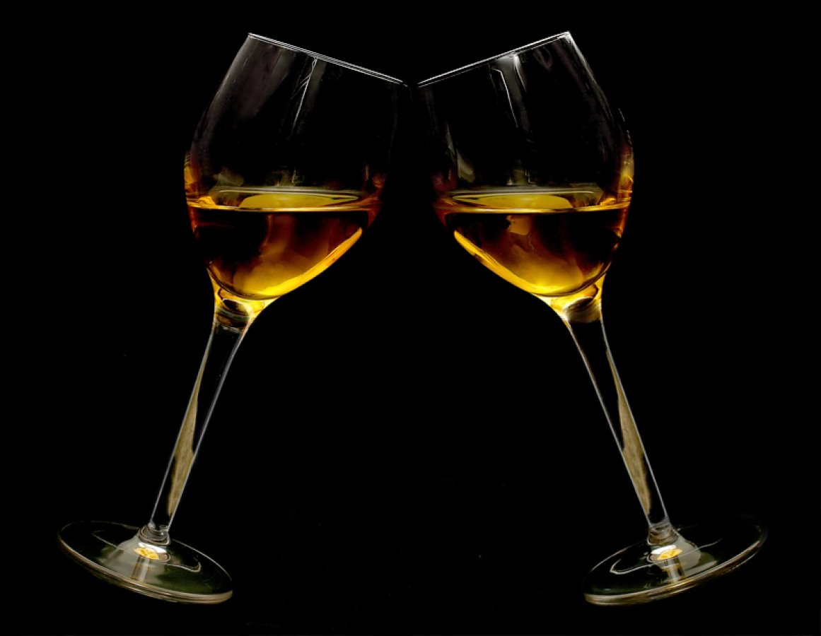 Гиф бокал. Чоканье бокалами коньяка. Чокаются рюмками. Стук бокалов. Гифка бокалы чокаются