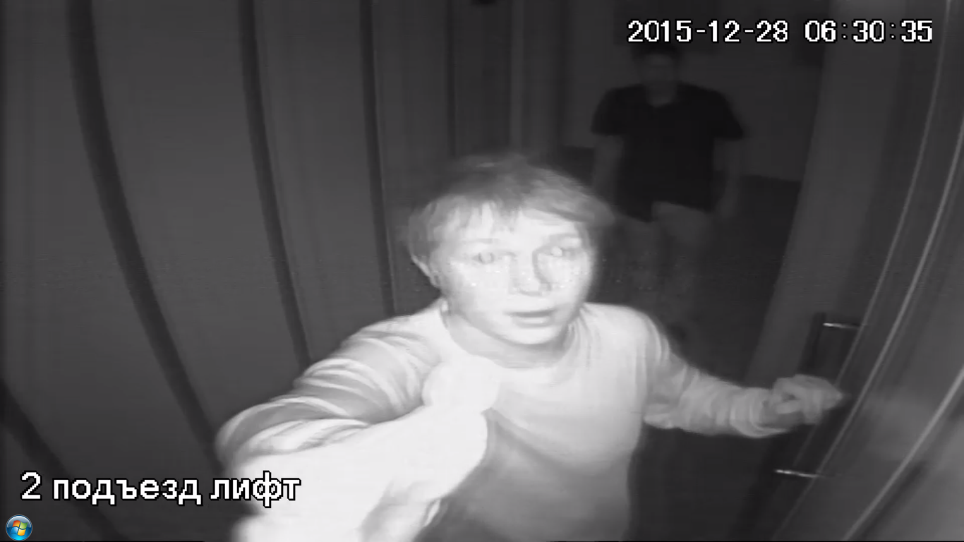 ломают лифт. реклама в лифтах екатеринбург. сломанные снимки лифтов. мужчина в лифте. как ломают лифты.