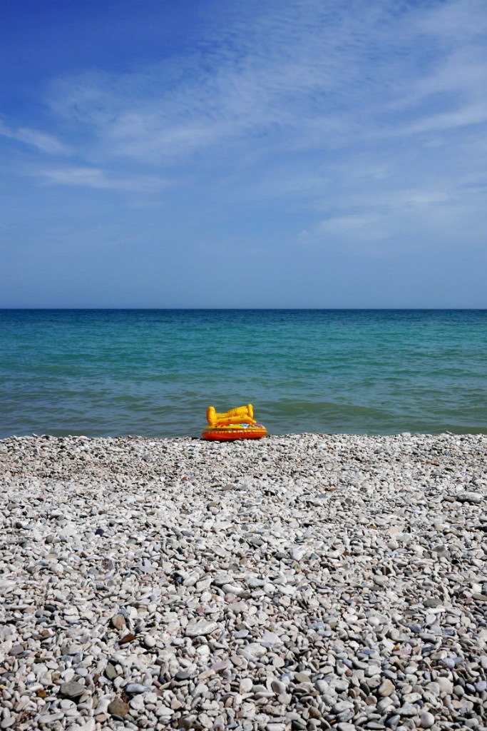 Галька крыма. Галечный пляж Сочи. Песчано галечный пляж в Сочи. Мелкогалечный пляж Сочи. Центральный галечный пляж Сочи.