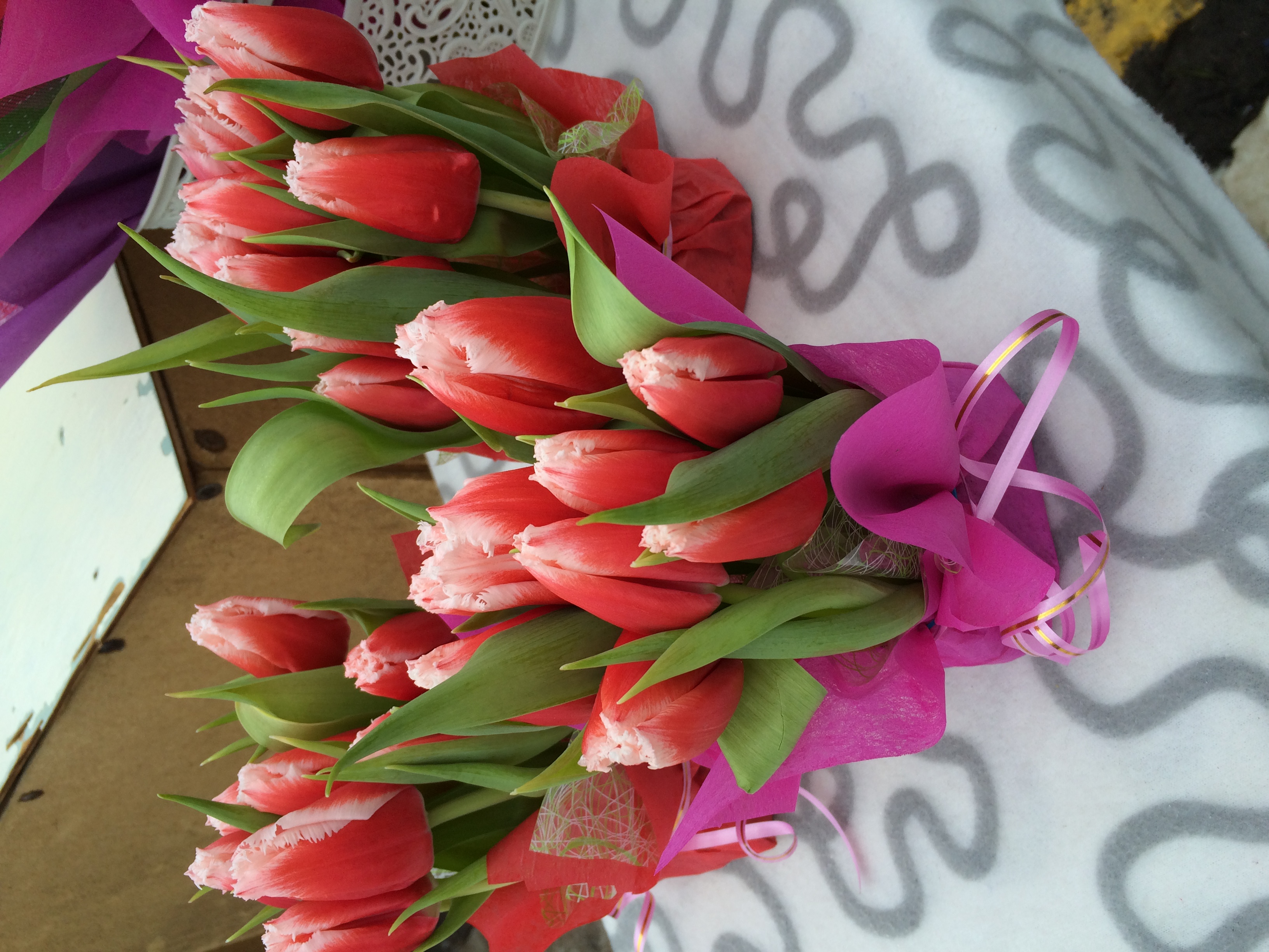 Тюльпаны ставить в холодную или теплую воду. Упаковка тюльпанов.