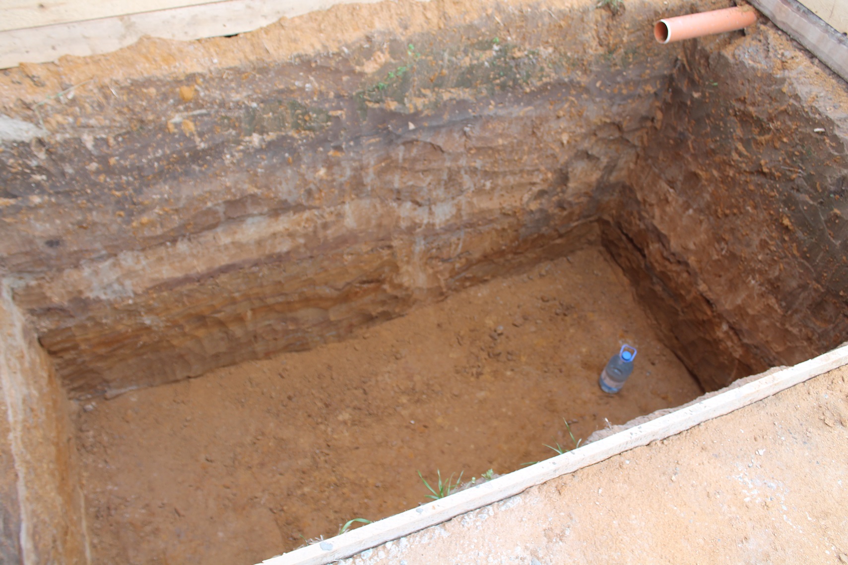 Затопило подвал. Протек погреб. Затопленный погреб. Сырость в подвале. Протек погреб.
