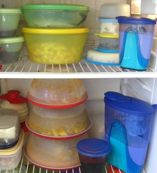 Кастрюля выбросил. Расплавилось дно кастрюли. Можно ли хранить суп в кастрюле. Кастрюля в холодильнике. В чем хранить суп ребёнку.