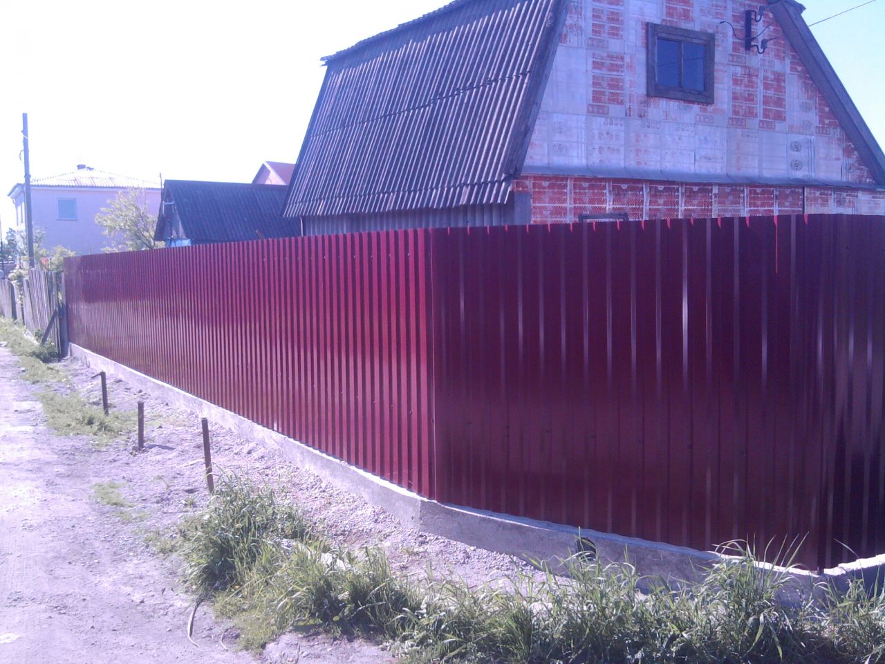 комбинированный забор из профнастила и сетки рабицы. забор из профнастила снизу сетка. про сетка забор профнастил. сетка под забором из профлиста. забор из профлиста и сетки снизу.