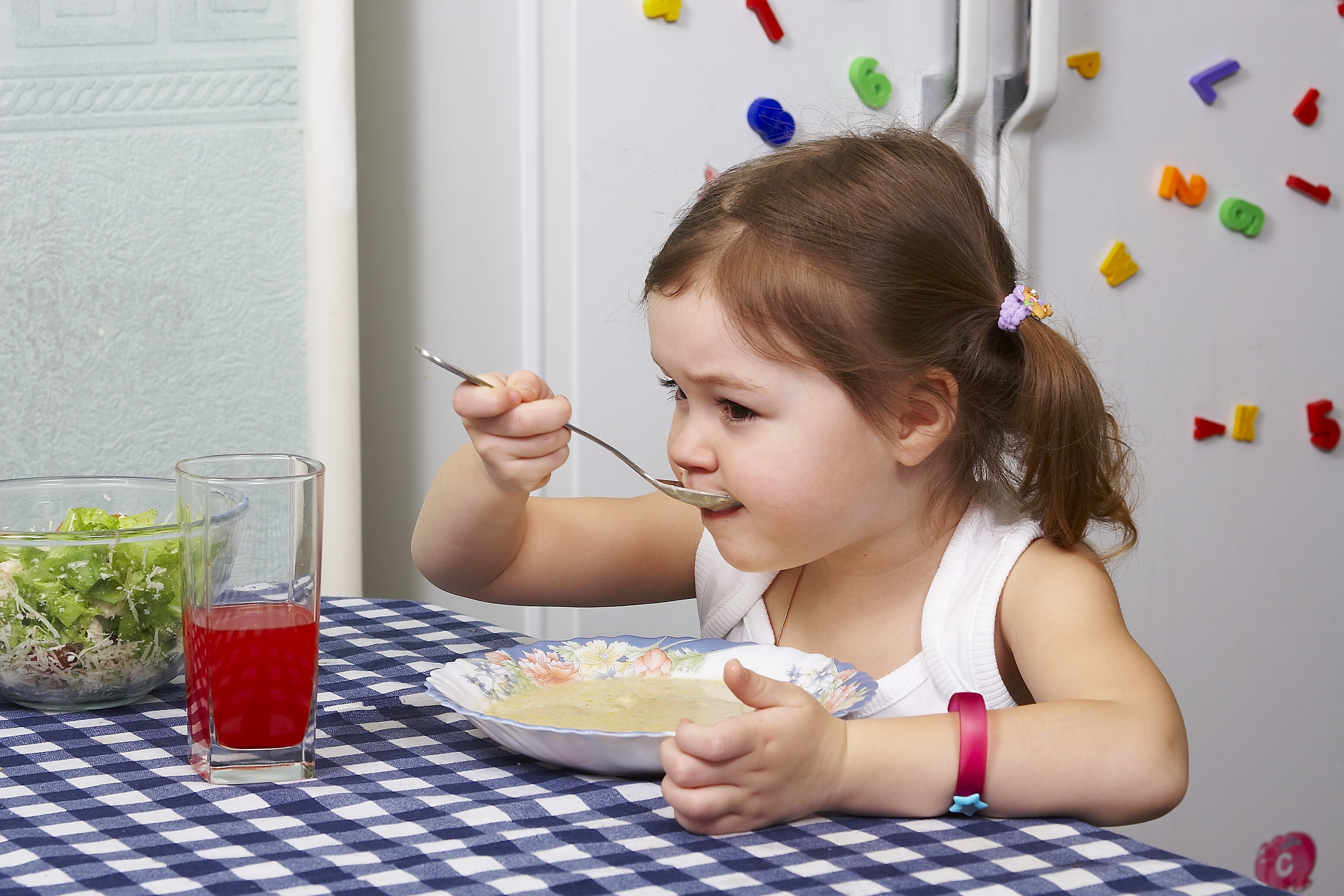 Игра аппетита. Дети за столом. Девочка кушает. Ребенок кушает. Ребенок завтракает.