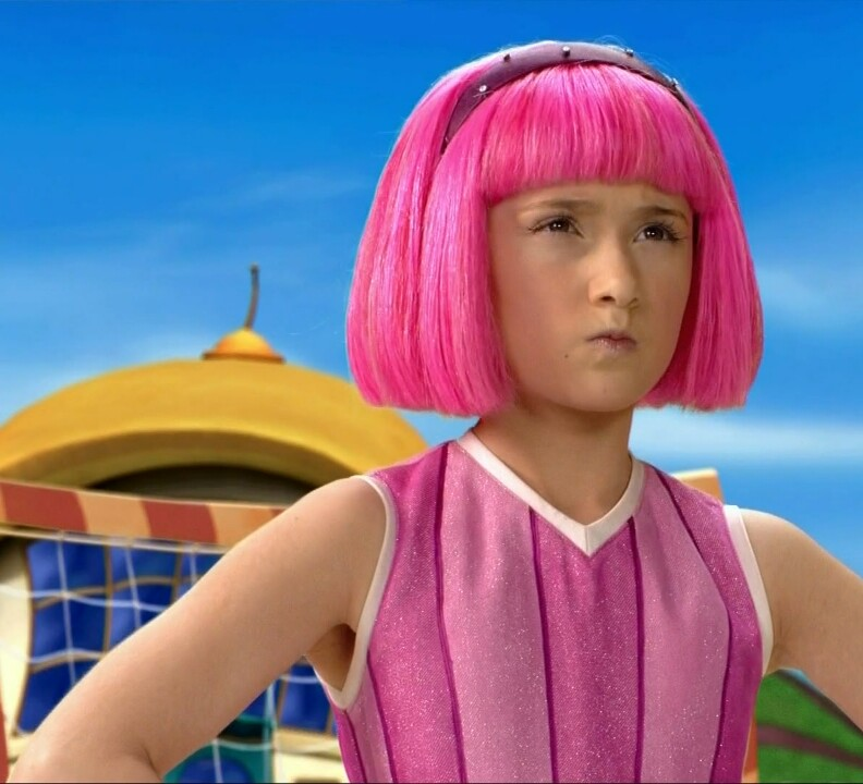 Игра розовая девочка синий мальчик. Лейзи Таун Стефани сейчас 2020. Лентяево персонажи. Лентяево бинг бэнг.