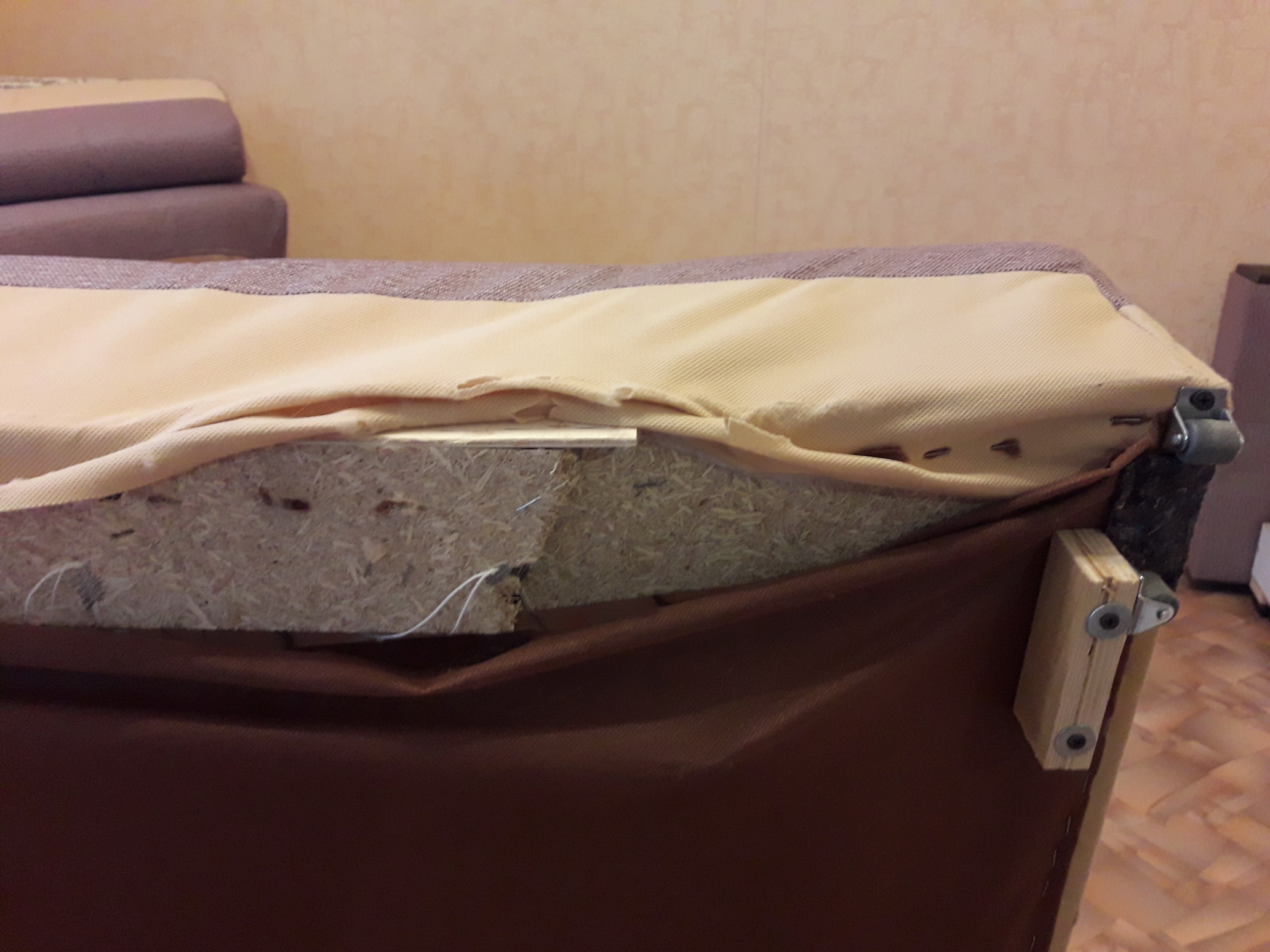 Списание кроватей. Сломанная кровать. Сломанный диван. Сломогпя кровать. Кровать сломалась.