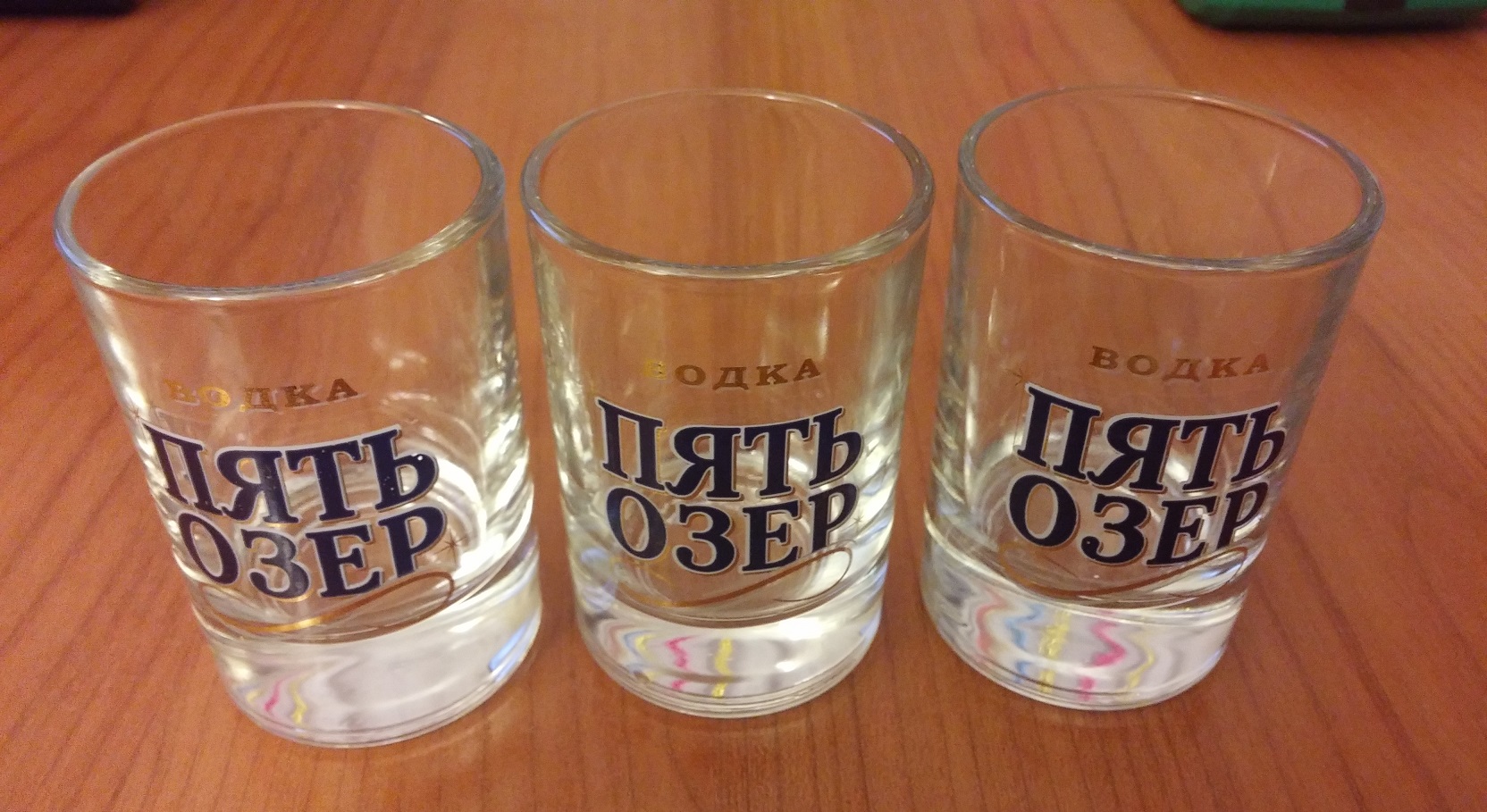 Водка пять озер 40% 0,5л. Водка пять озёр. Бутылка пять озер. Пять озер премиум купаж солодовых спиртов. Водка пять озер с дозатором.