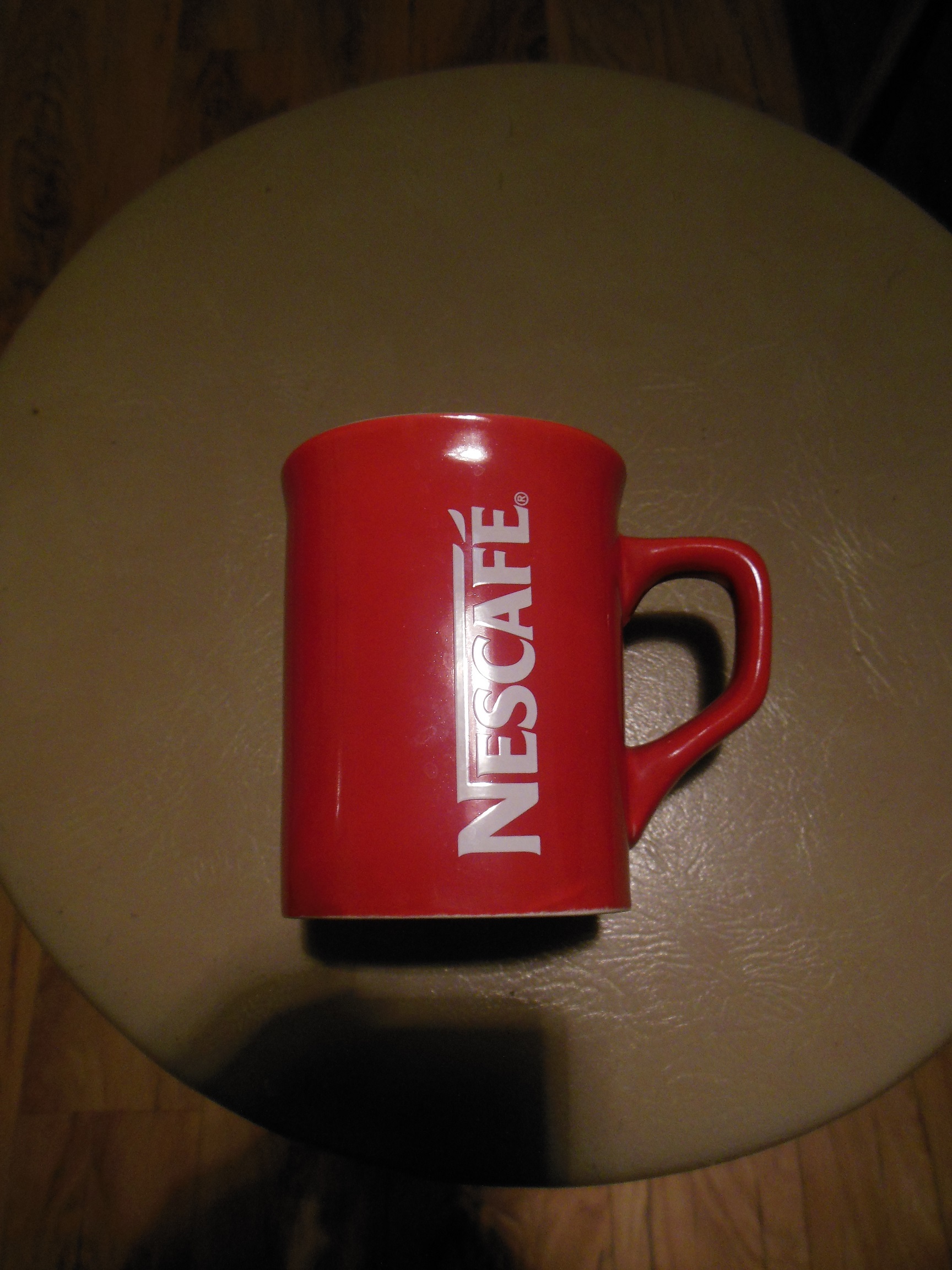 Кружка nescafe. Кружка Нескафе красная. Чашка Нескафе красная. Красная Кружка Нескафе 400. Кружка Нескафе красная мл.