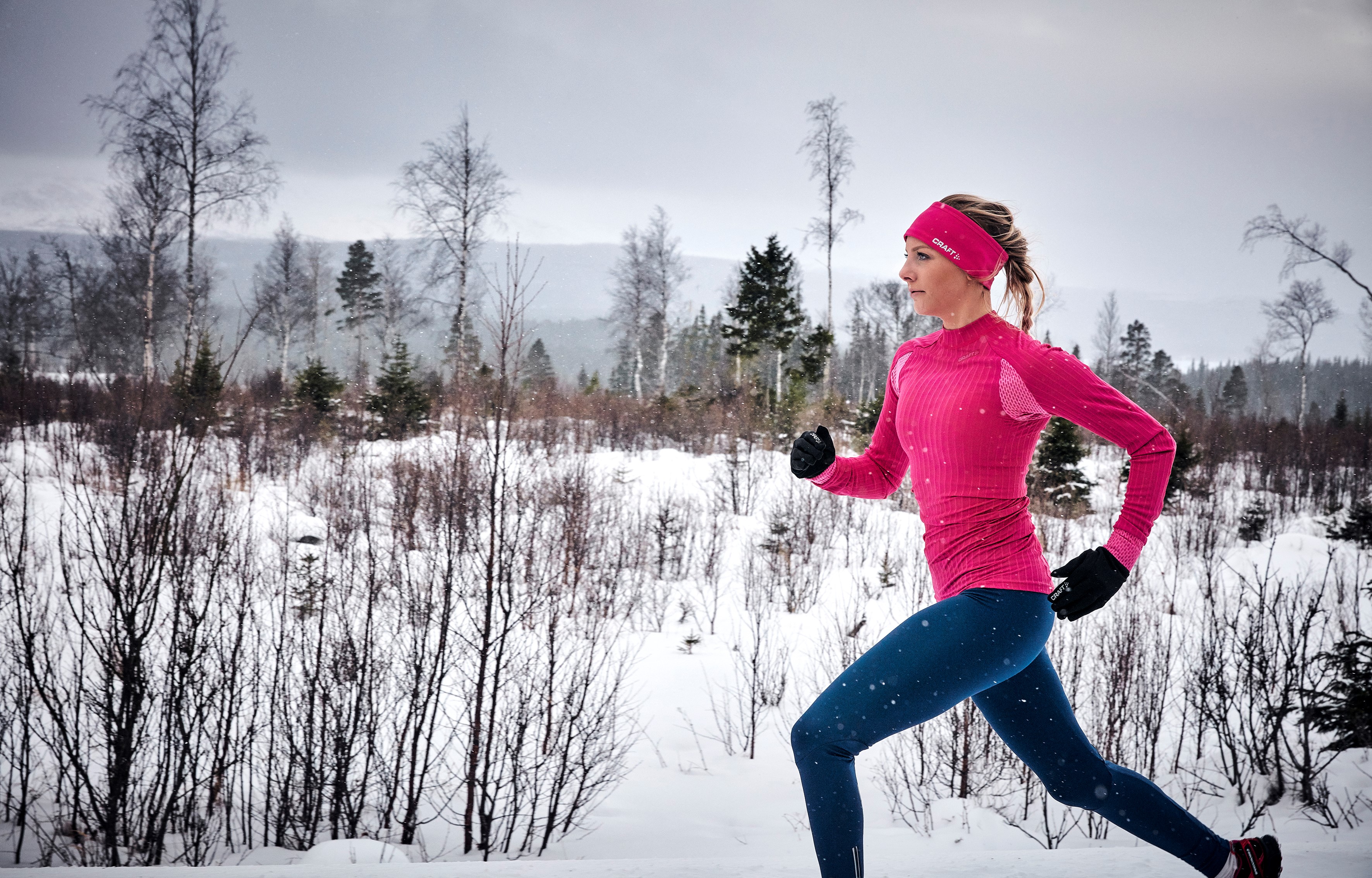Зимние занятия спортом. Зимняя одежда для бега женская. Одежда для занятий спортом зимой. Одежда для бега зимой. Одежда для бега зимой женская.