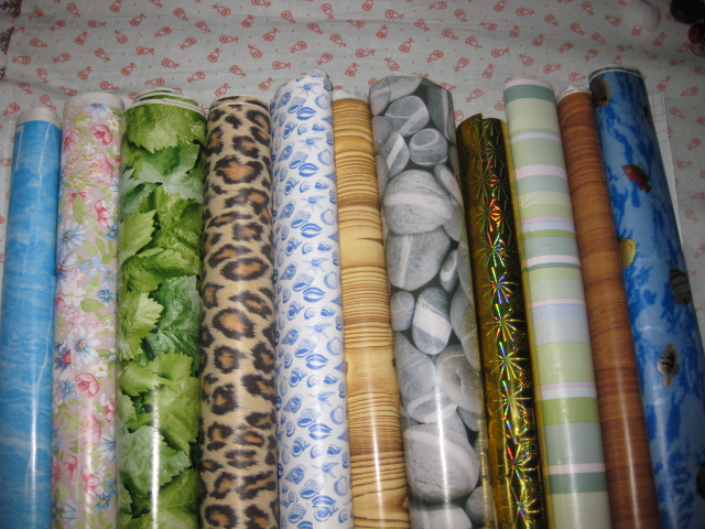 Клеющаяся пленка для мебели. Стенд для самоклеющейся плёнки. Самоклеющаяся пленка для дверей. Клеющаяся пленка для мебели. Стеллаж для самоклеящейся пленки.