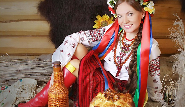 Галя на украинском. Украинская девушка в национальном костюме. Западно украинские девушки в национальном костюме. Украинка в национальном костюме с кувшином. Особенности украинской внешност