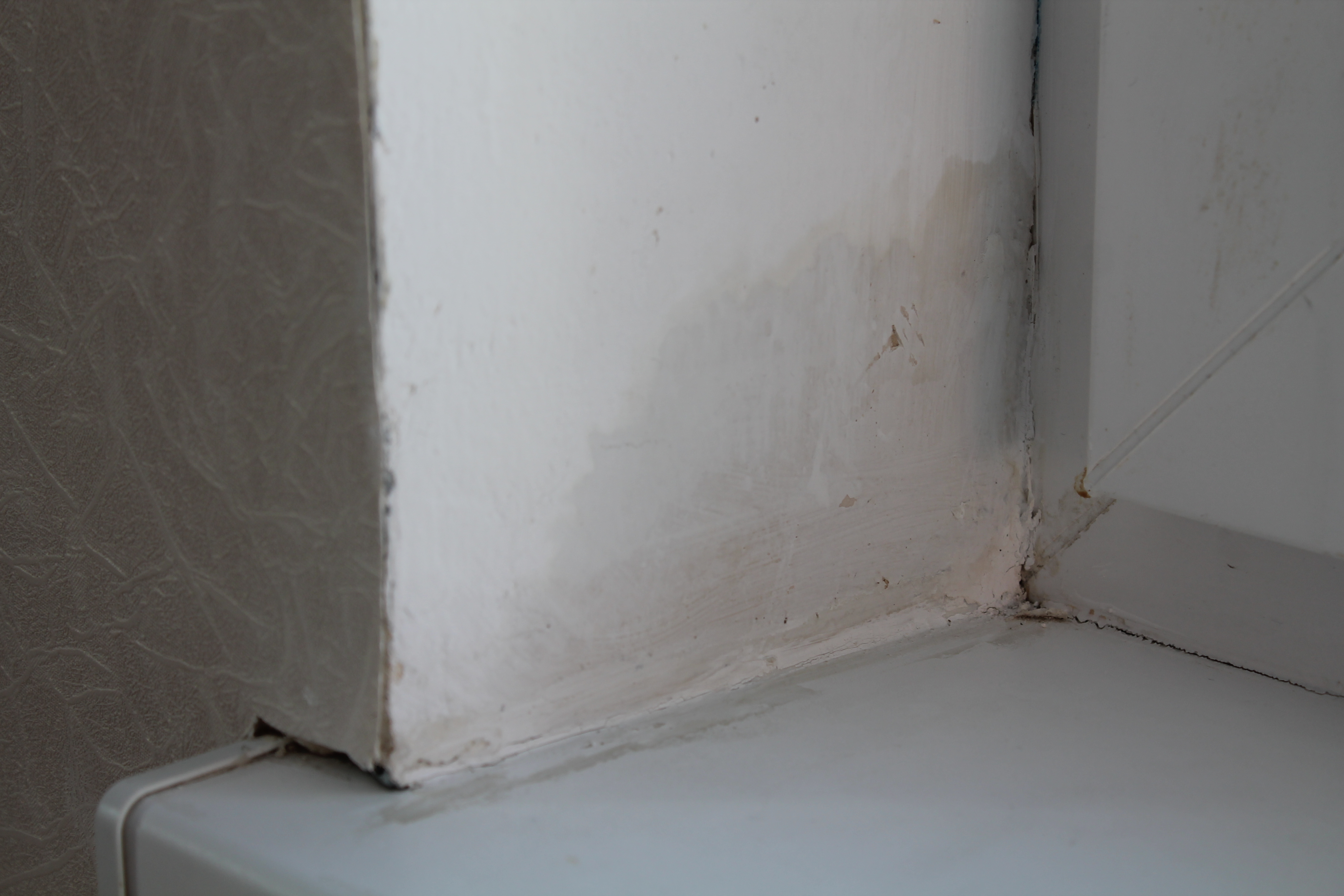 Откосы без отделки. Штукатурка наружных откосов. Маяки для оконных откосов. Откосы на окна наружные штукатурка. Технология оштукатуривания откосов дверного проема.