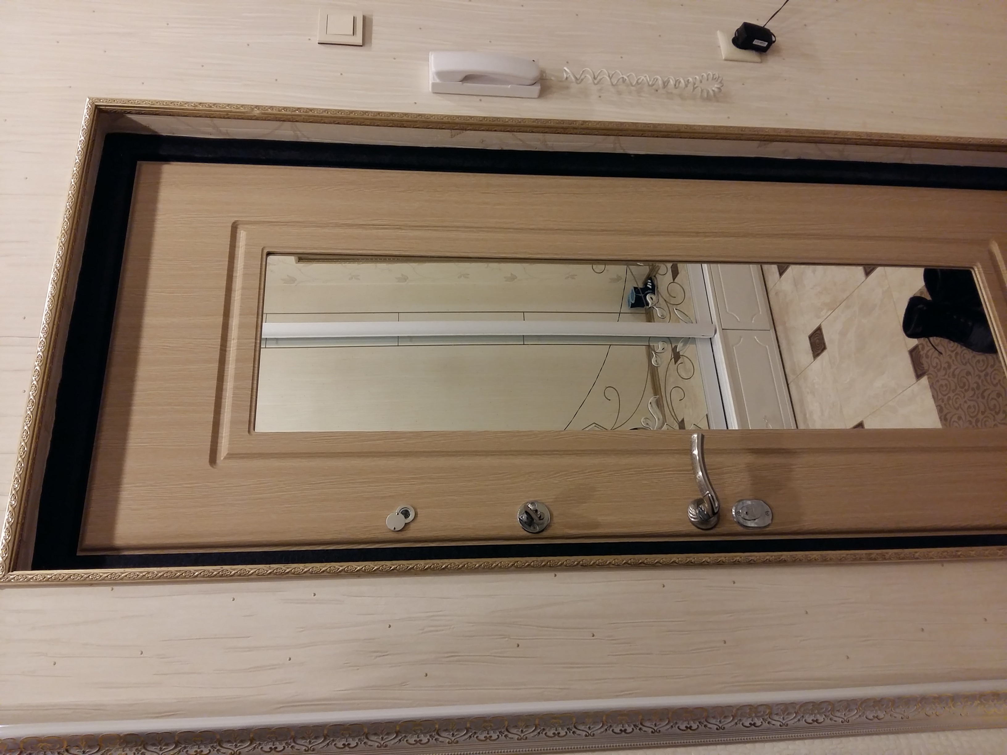 Гардиан гхс. К500 дверь китай. Полуоткрытая дверь. Чьи двери. Межкомнатные двери.