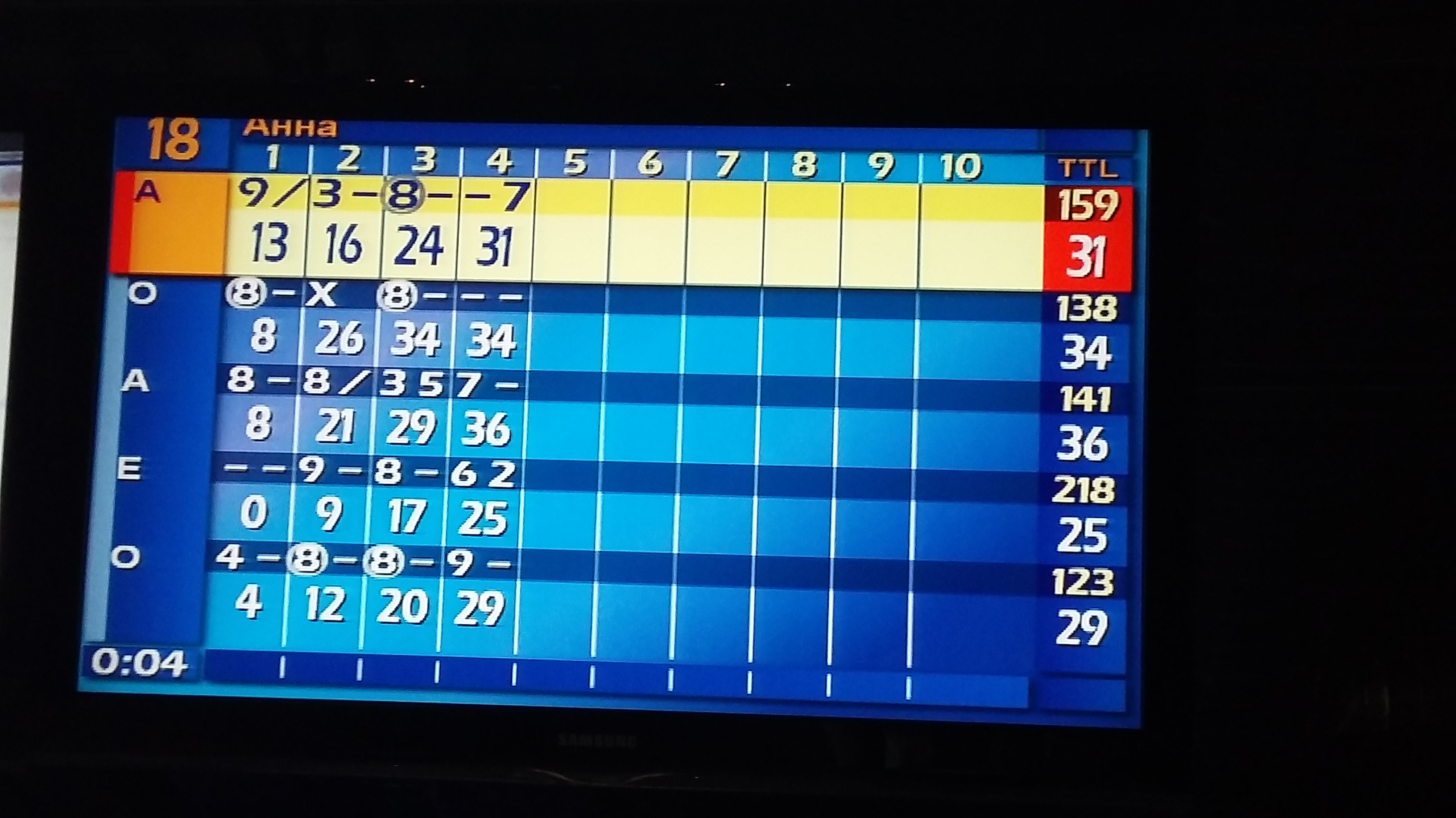 боулинг монитор. правильная техника игры в боулинг. боулинг табло. экран в боулинге. боулинг таблица очков.