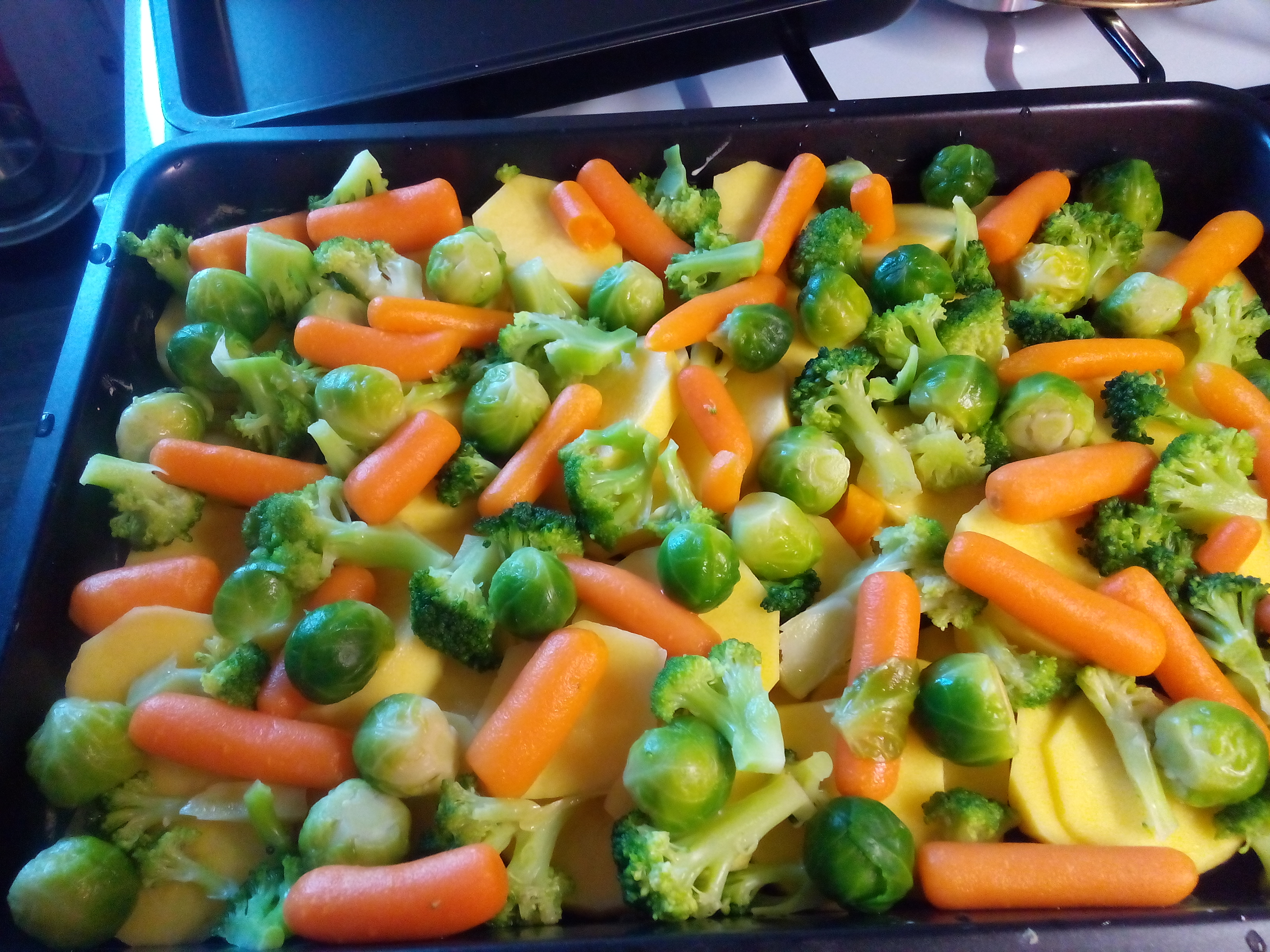 Вкусные замороженные овощи в духовке. Брокколи, брюссельская капуста, морковь. Брокколи с овощами в духовке. Овощная смесь с брокколи. Овощная смесь в духовке.