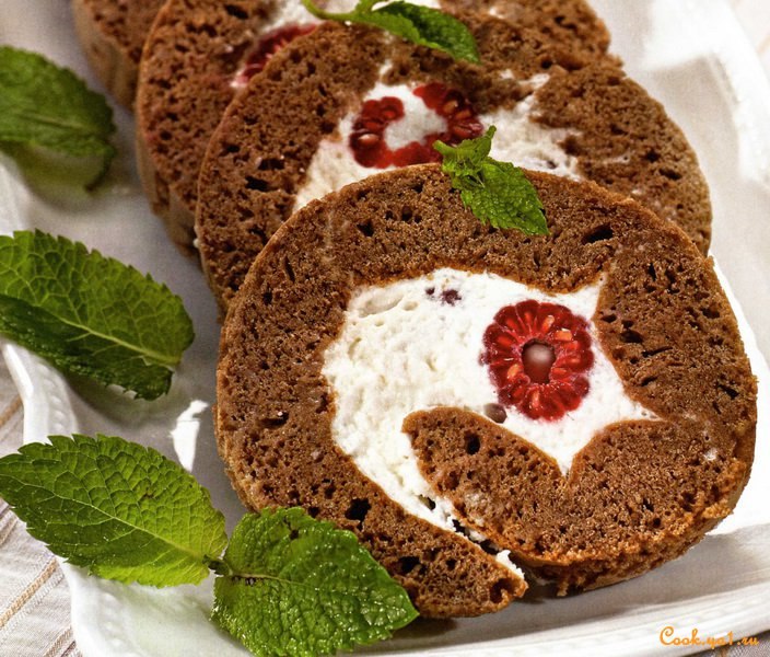 Шоколадный рулет с малиной