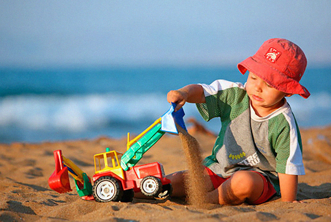 Во что играют мальчики на день рождения. Дети играющие в песочнице. Мальчик в песочнице. Песок для детей. Машинка для песочницы.