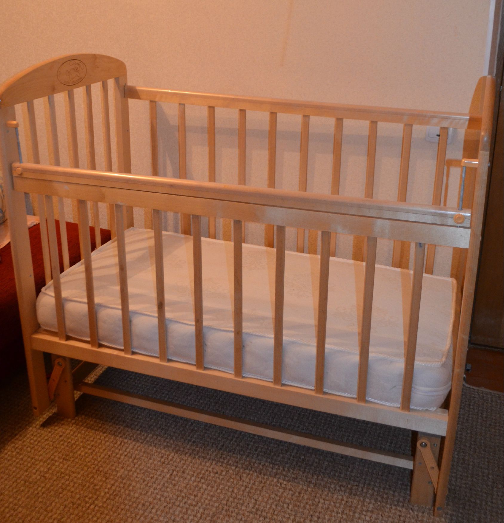 Куплю кроватку для новорожденного б. Кроватка детская. Детские кроватки б/у. Деревянная кроватка с матрасом. Детская кроватка с матрасом.