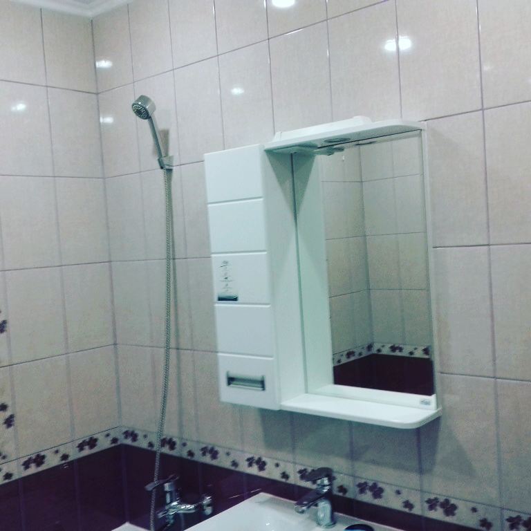 мастер плиточник. укладка плитки в ванной. укладка кафельной плитки. плиточник сантехник. укладка кафельной плитки.