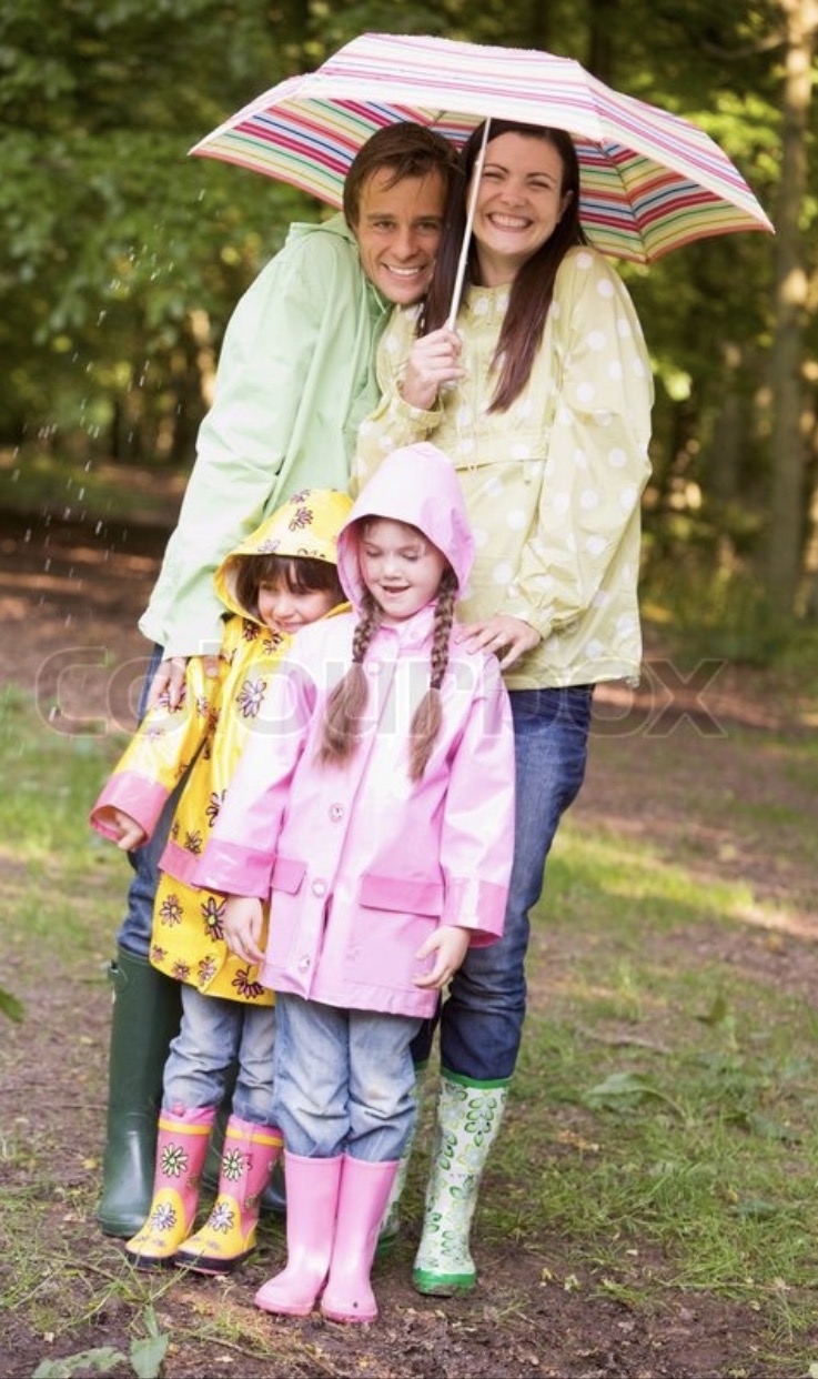 Семья рейн. Фотосессия с зонтом семейная. Семья рейн. Семья под дождем фотосессия. Семья рейн.