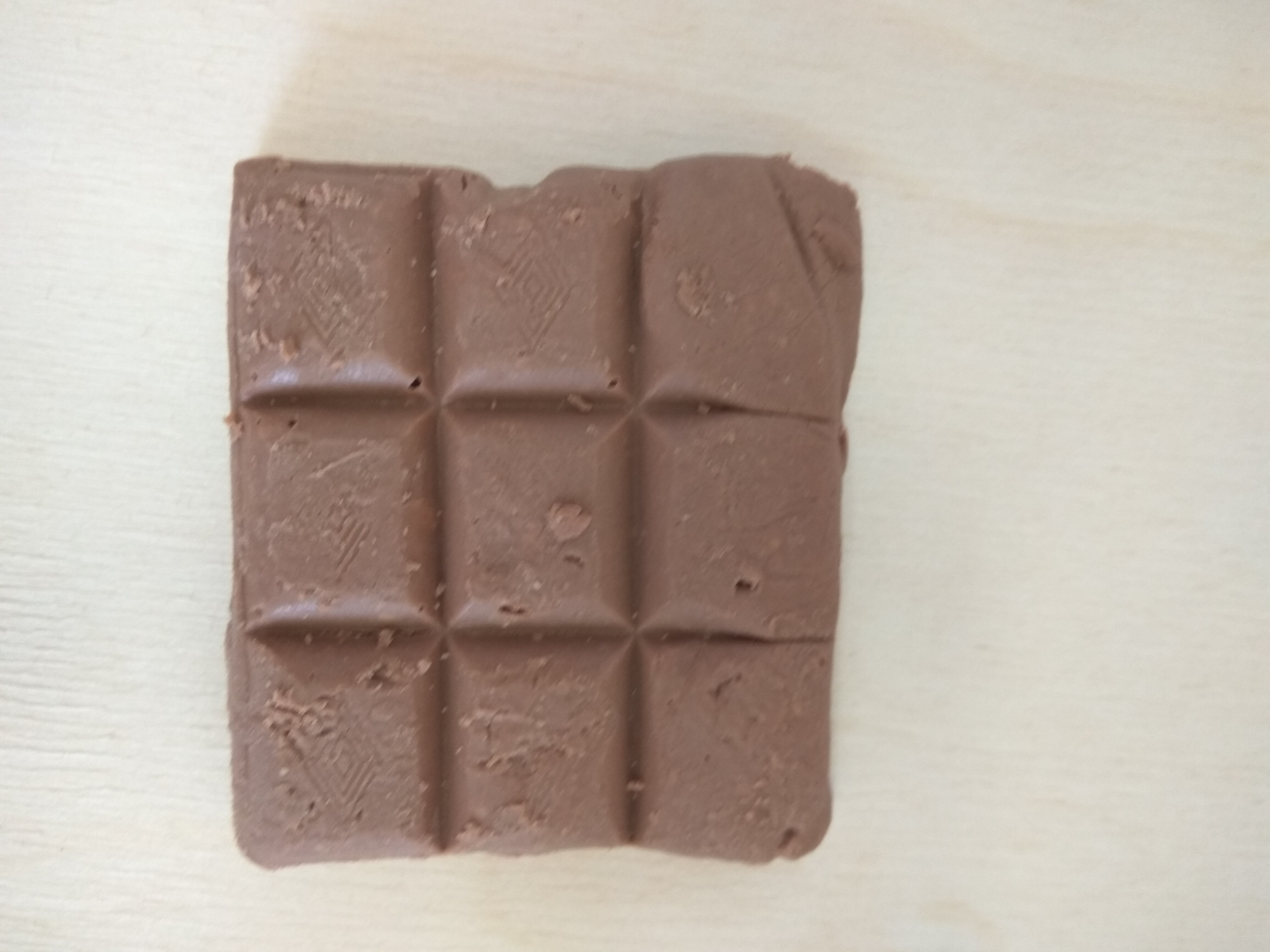 Плитка шоколада масса. Плотный шоколад. Вес плитки шоколада. Вес шоколадной плитки. Шоколад весовой плитка.