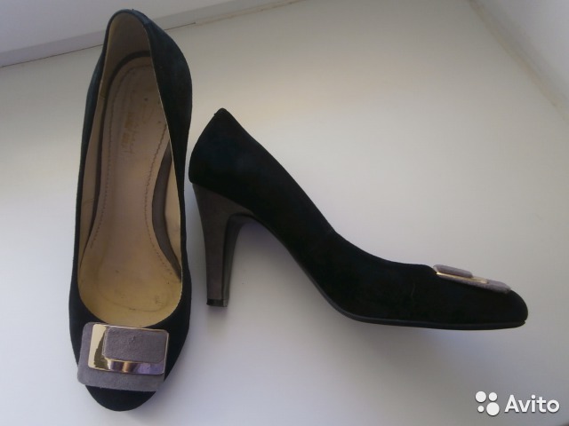 Дамские туфли фирмы «henry-weiss» начала 20 века. Обувь лежит. Необычные артефакты. Найдены туфли. Римская обувь древняя.