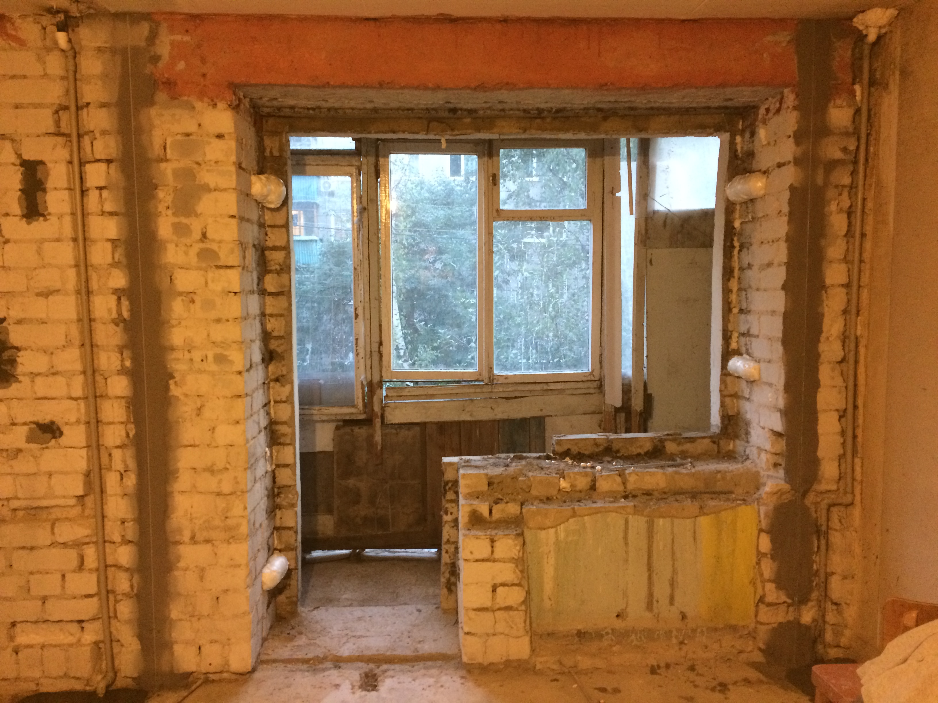 Подоконный блок в кирпичном доме. Демонтаж подоконного блока. Окна в монолитном доме. Демонтаж подоконного блока. Балконный оконный блок п44т.