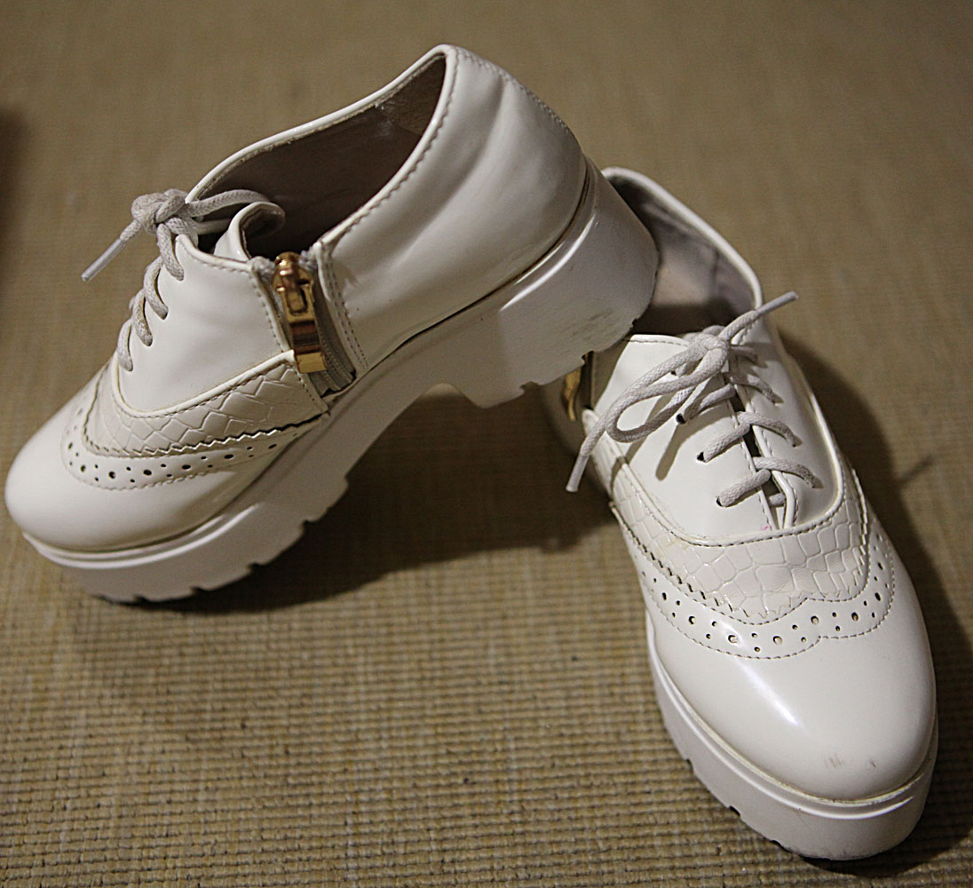 Женские туфли бу. Белые туфли для мальчика. Туфли белые бубенчиками мужские. Белые туфли натуральная кожа. Монро белые ботинки.
