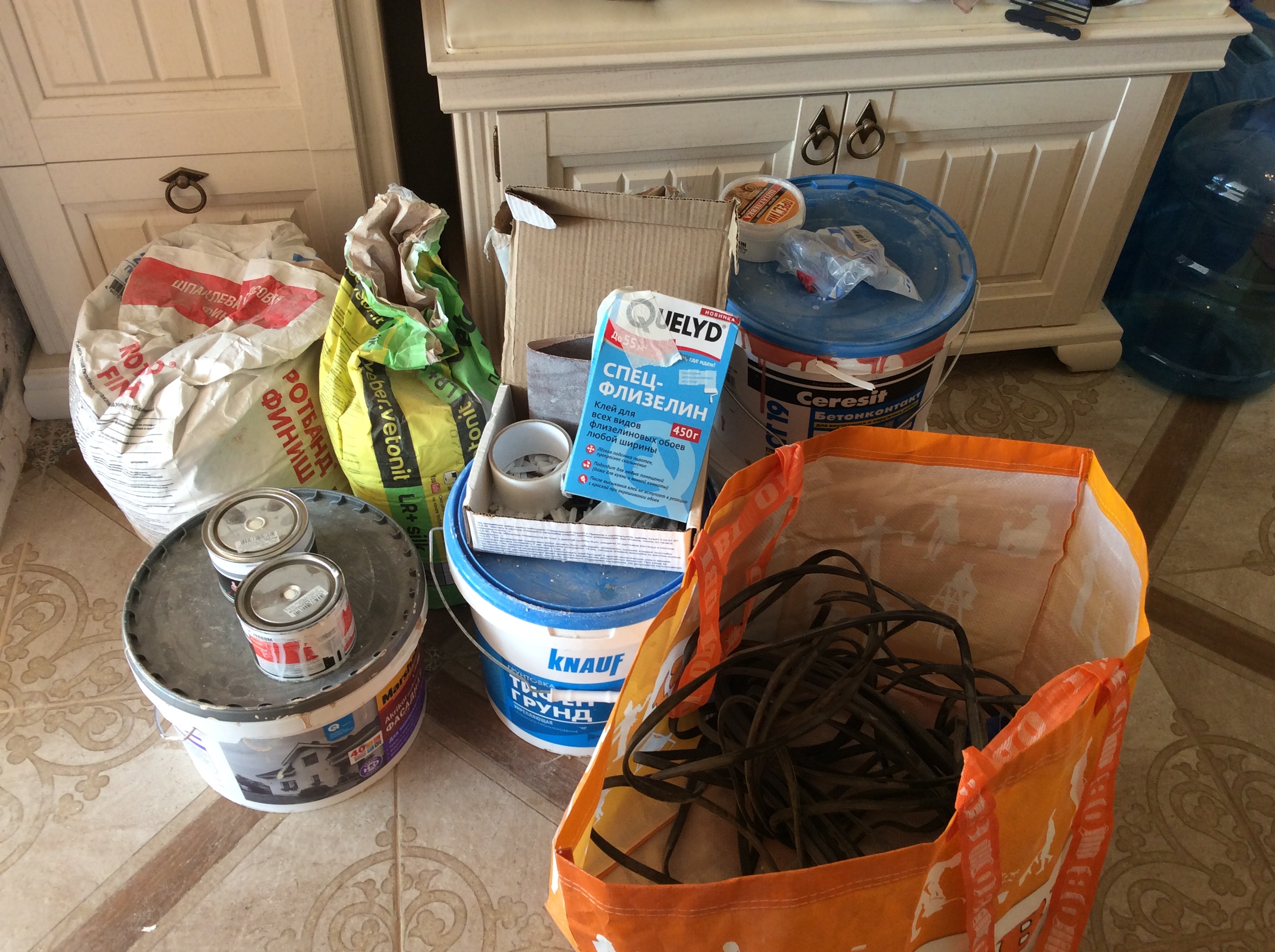 Остатки строительных смесей после ремонта. Мелочи электро. Остатки материалов. Остатки после. Остатки после ремонта.