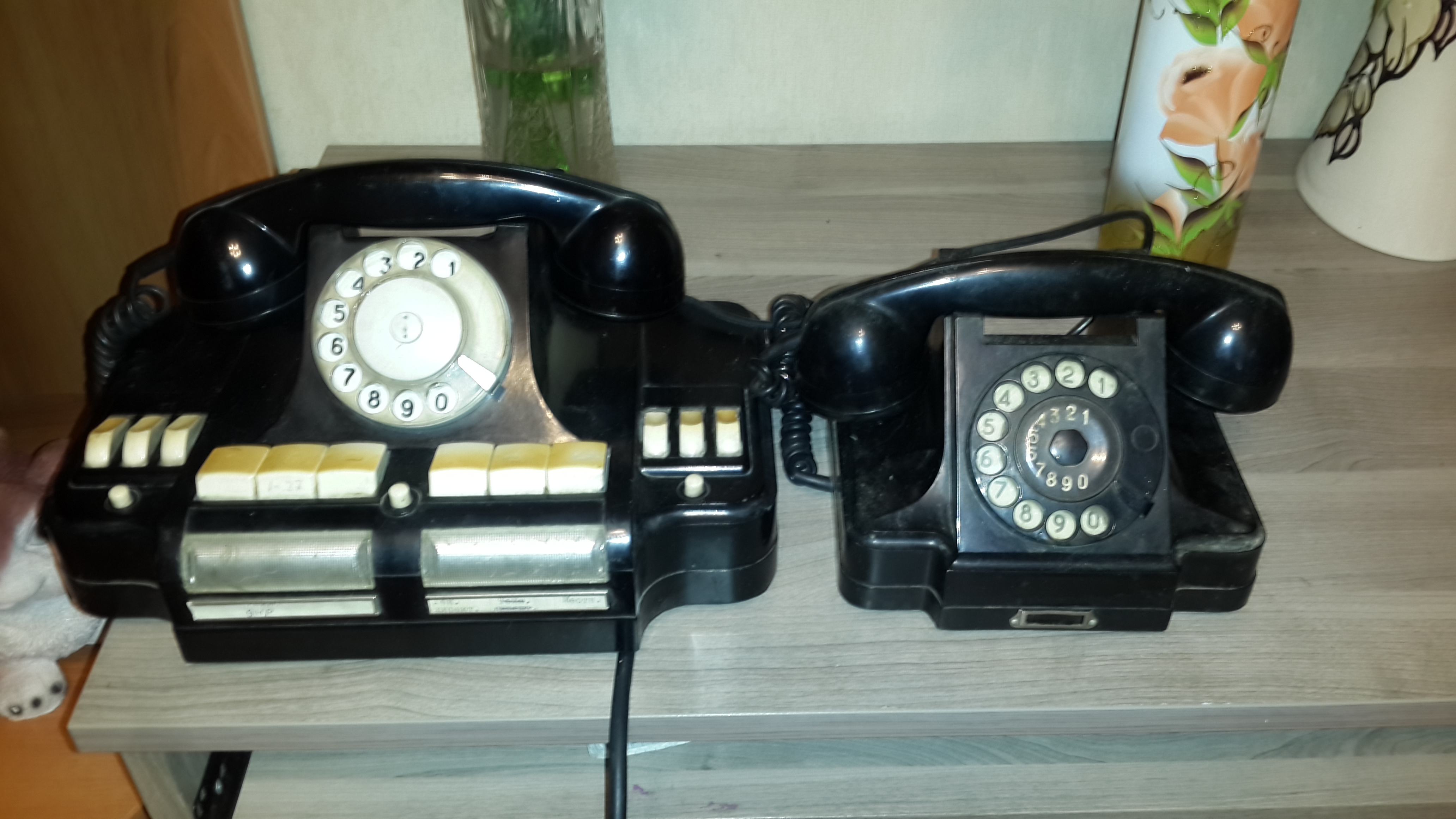 Первые телефоны в ссср. Старинный телефонный аппарат. Раритетный телефон. Телефон СССР. Старые раритеты телефонов.