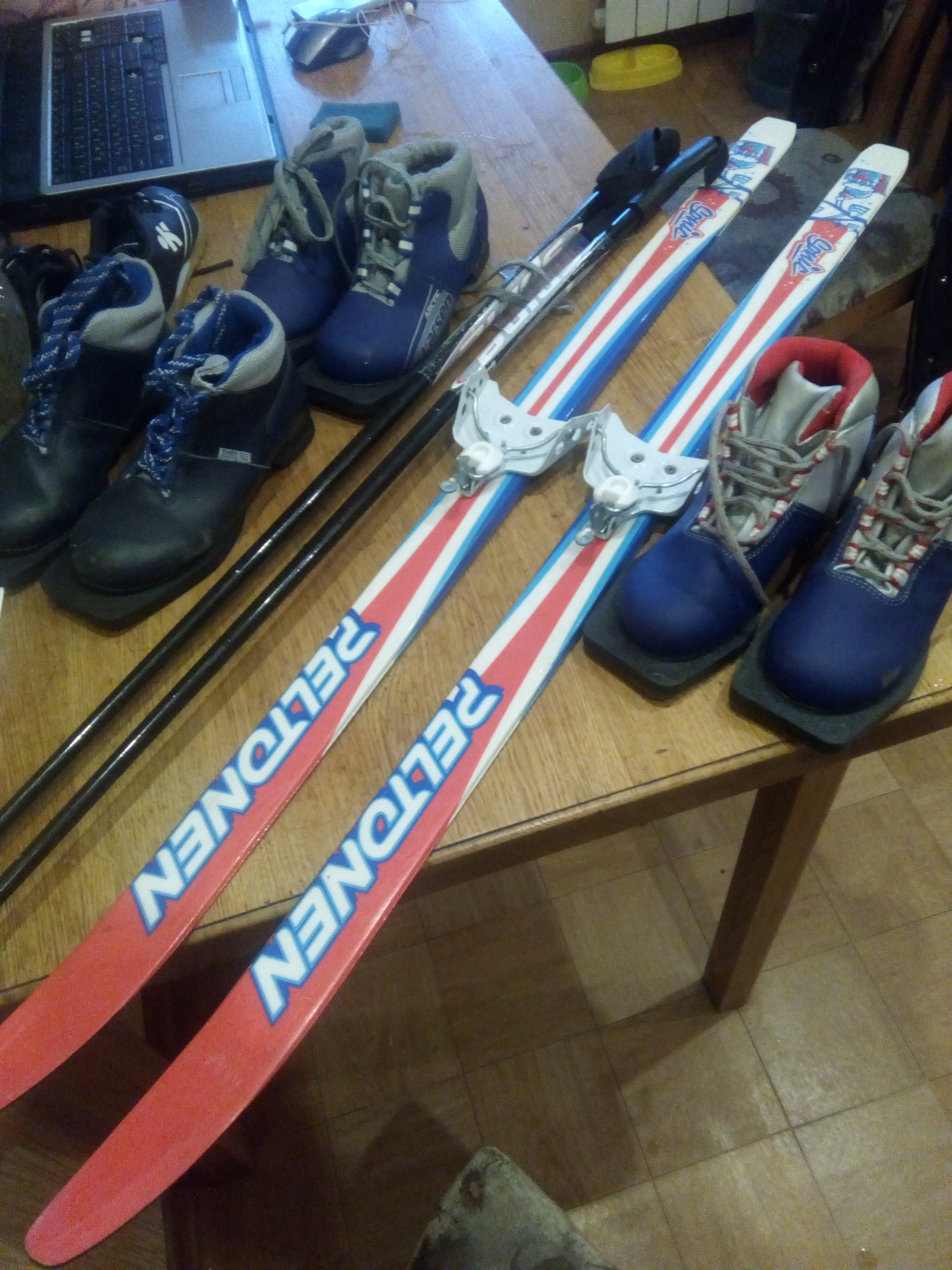 Купить лыжи с ботинками взрослые. Лыжные палки и ботинки. Лыжи детские с ботинками. Лыжи детские без ботинок. Лыжи лыжные палки и лыжные ботинки.