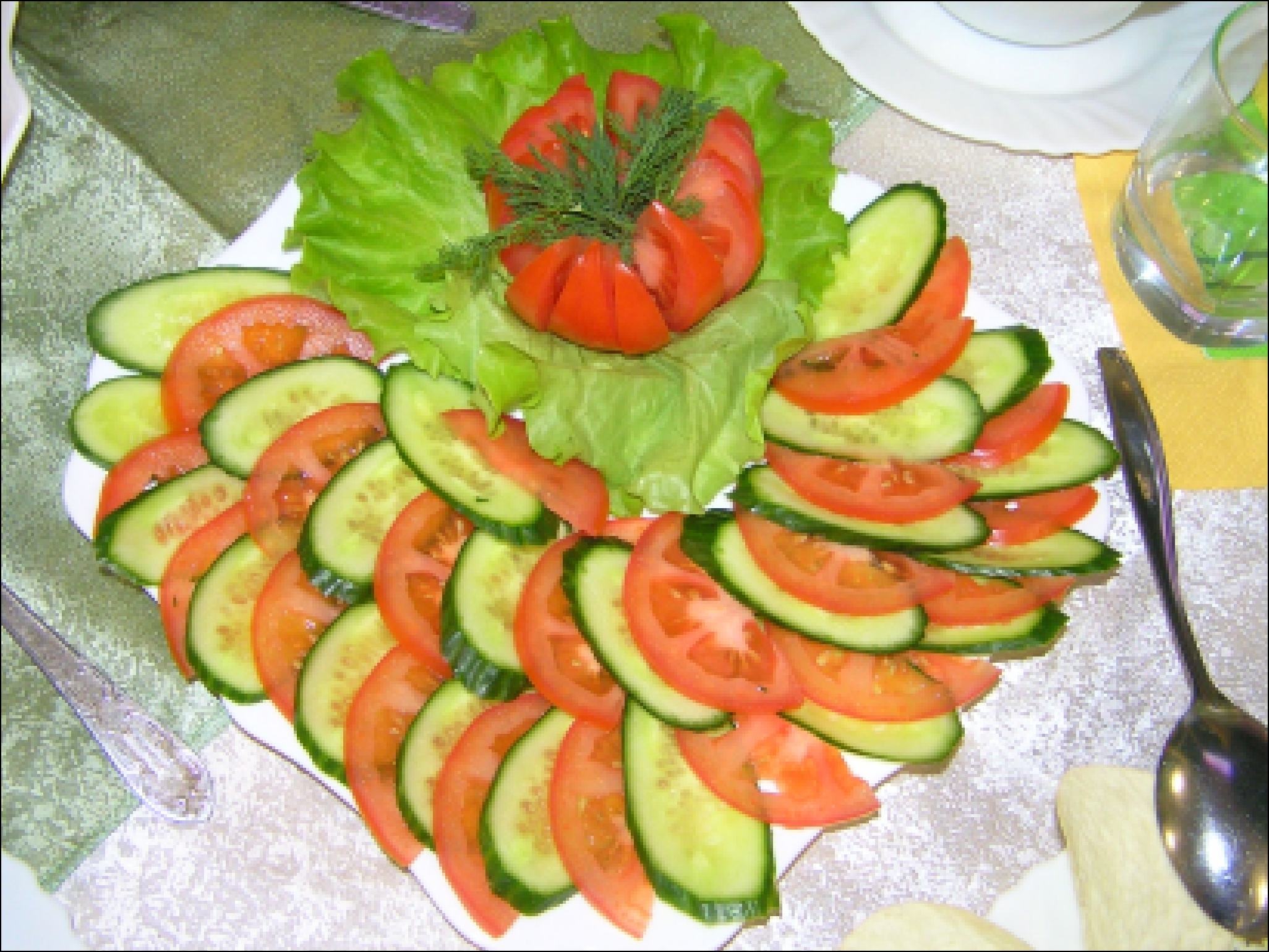 Нарезки огурцов и помидоров на стол. Нарезка из овощей. Красивая нарезка овощей и фруктов. Красивые нарезки из овощей. Украшение овощной нарезки.