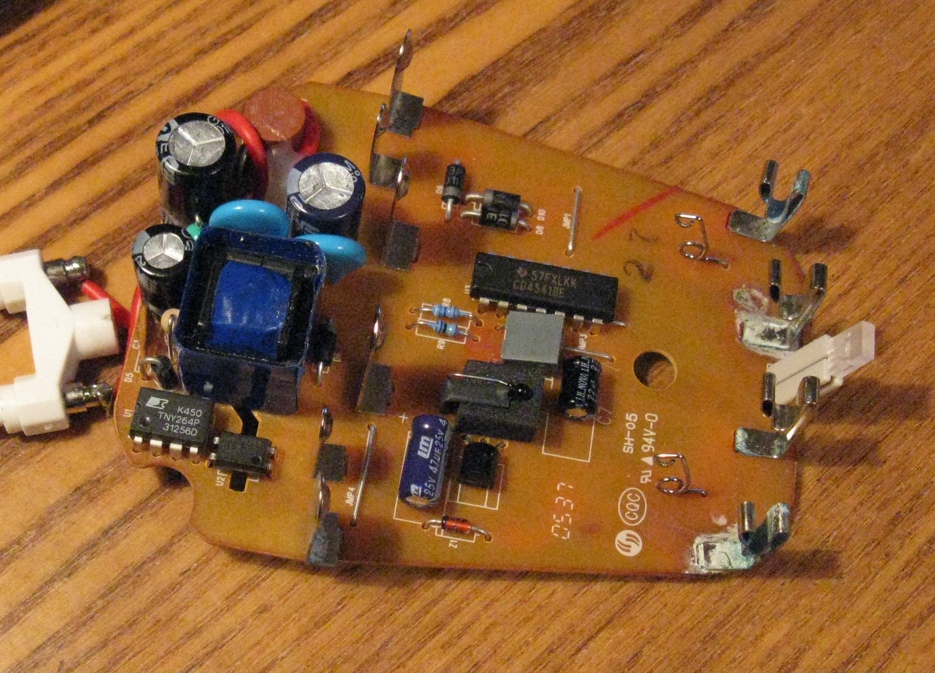 Зарядное устройство моргает. Таймер cd4541. Индикатор зарядного устройства GP. Cd4541 аналог отечественный. GP Power Bank зарядное устройство мигает красным.