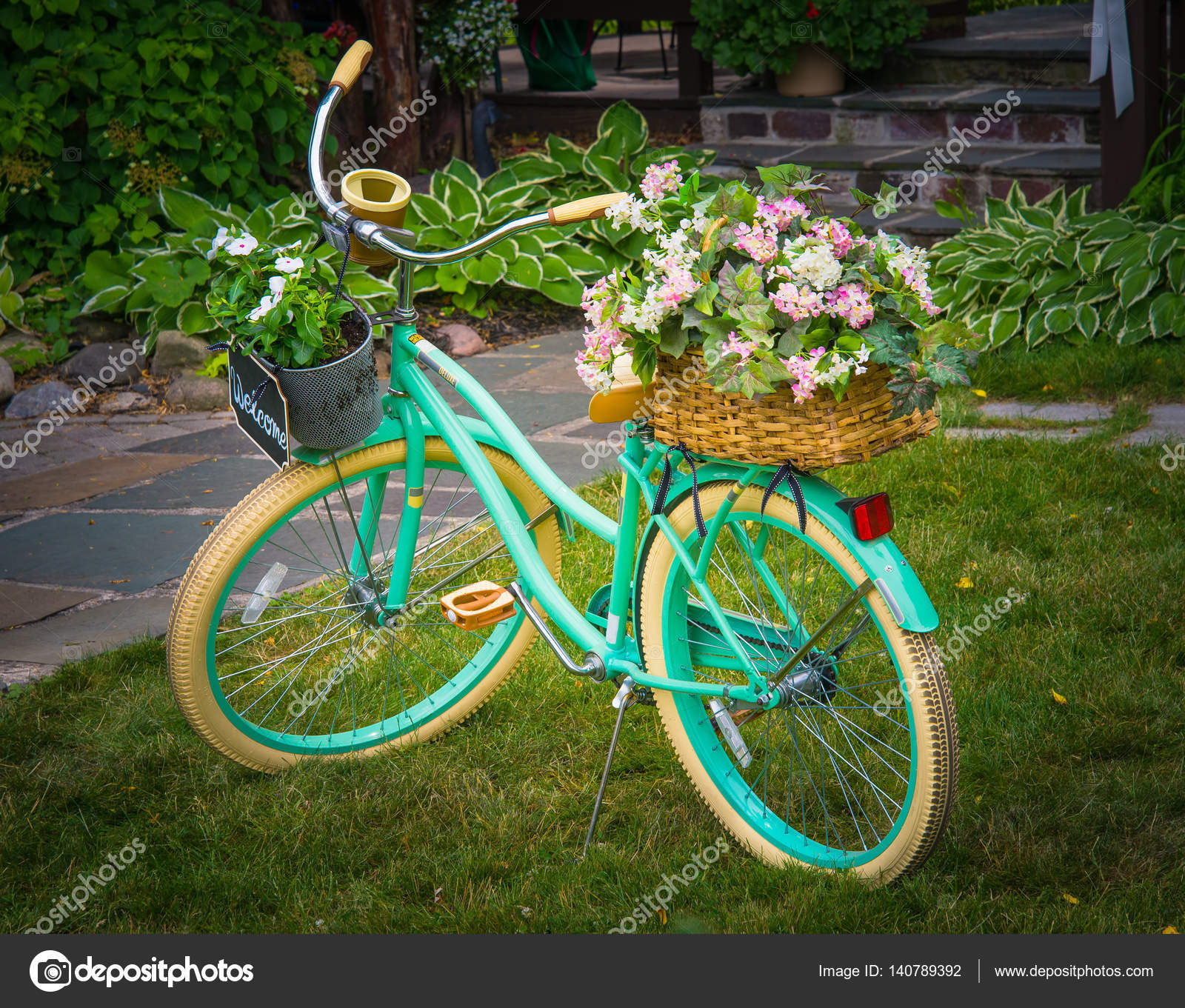 Велосипед в цветах зеленый. Велосипед украшенный цветами. Велосипед с цветами декор для сада. Велосипед с цветами на даче. Велосипед украшение на даче.