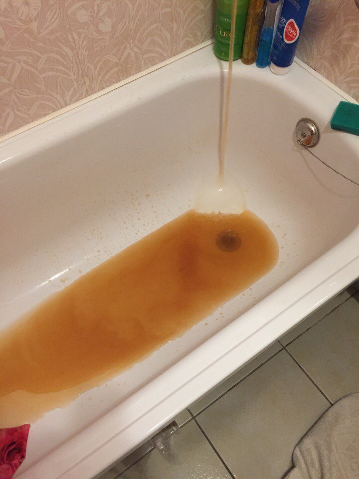 Желтая вода в кране. Ржавая вода в доме. Ржавая вода в доме. Коричневая вода из крана. Рыжая вода из крана.