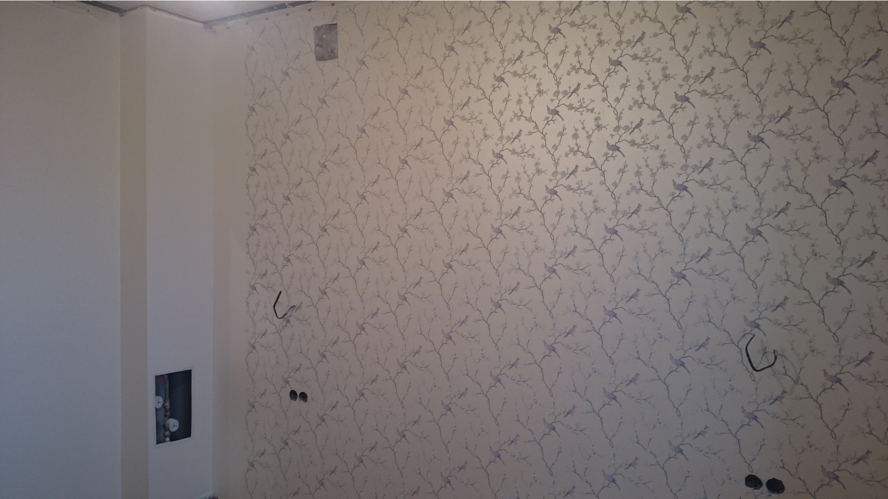 белые обои просвечивают. темные полосы на стыках обоев. белые обои просвечивают. 3761-6 обои эрисманн. белые обои просвечивают.