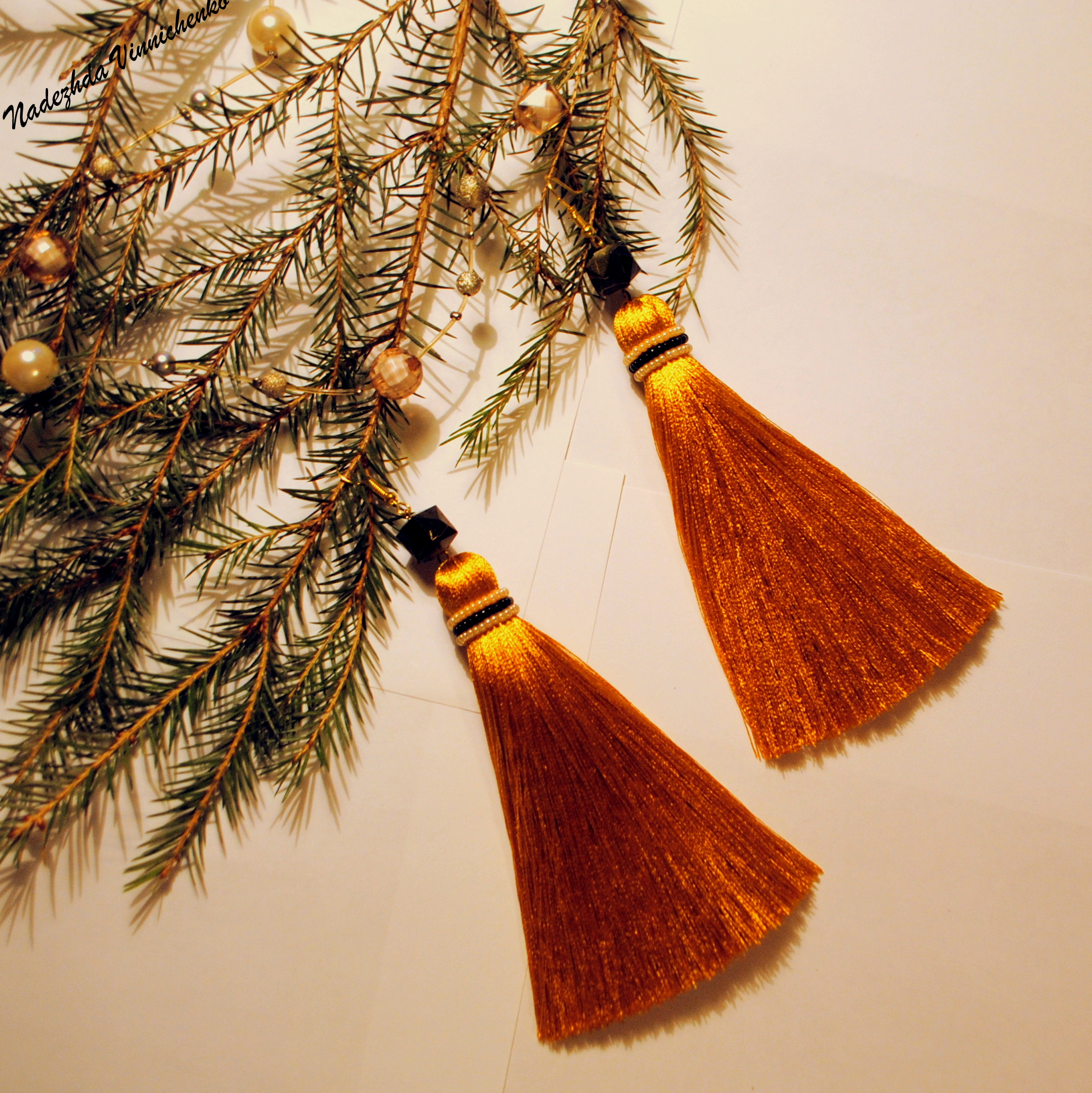 Кисточки на елку. Елочные игрушки для украшения елочки. Кисти на елку. Бусы на елку стекло. Новогодние игрушки с кисточками.