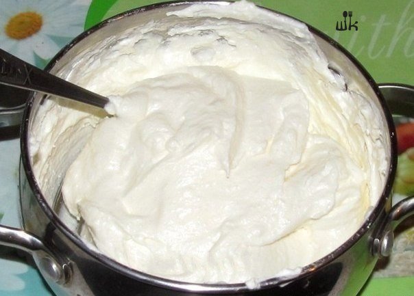 Медовый торт с творожным кремом со сливками, ягодами жимолости и киви Кулинарный