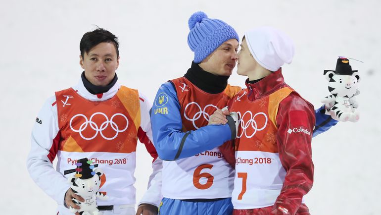 Спортсмены обнимаются