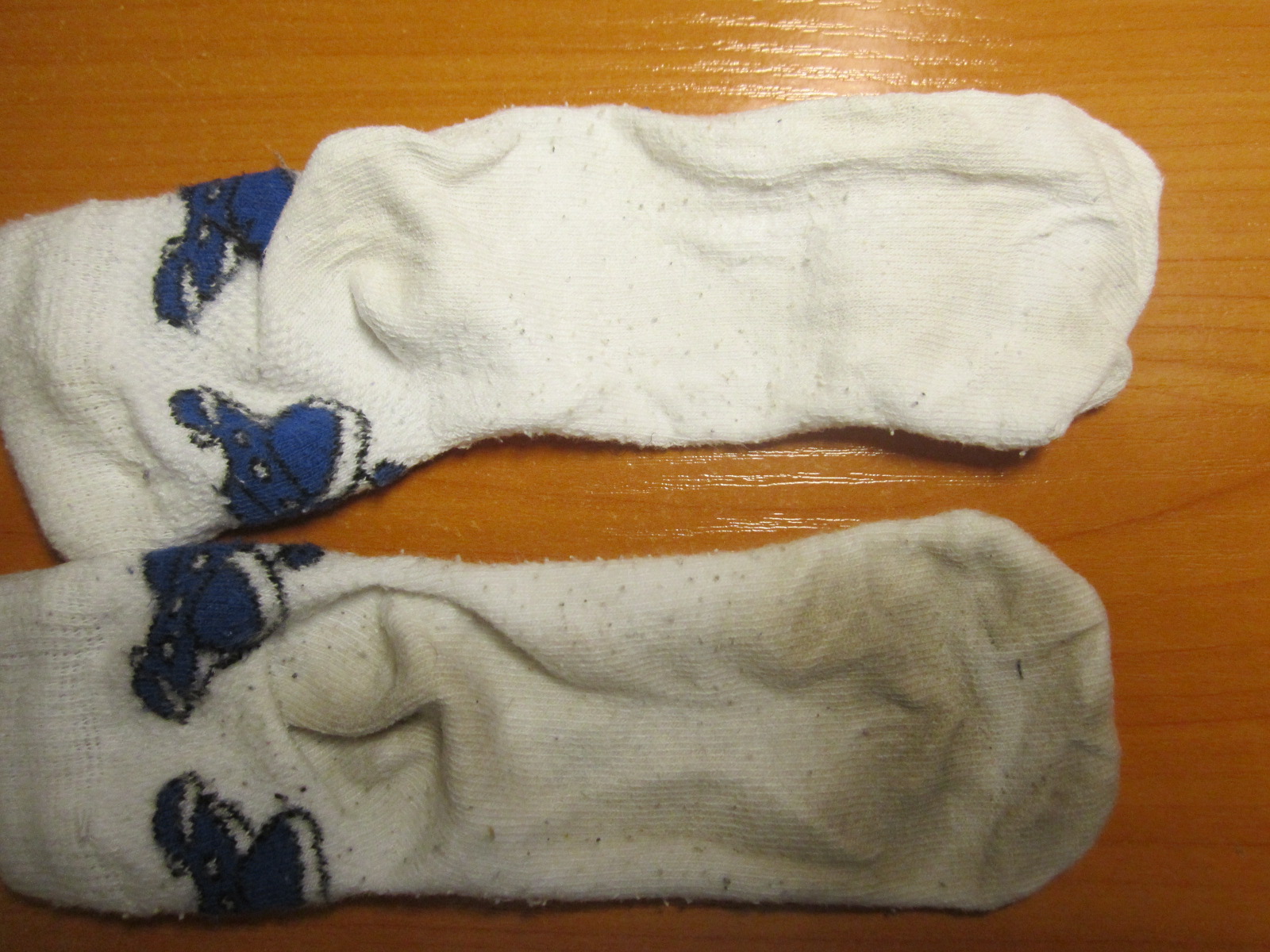 Отмыть носки. Застиранные носки. Белые носки после стирки. Белые носочки стирка. Стирка белых носков.