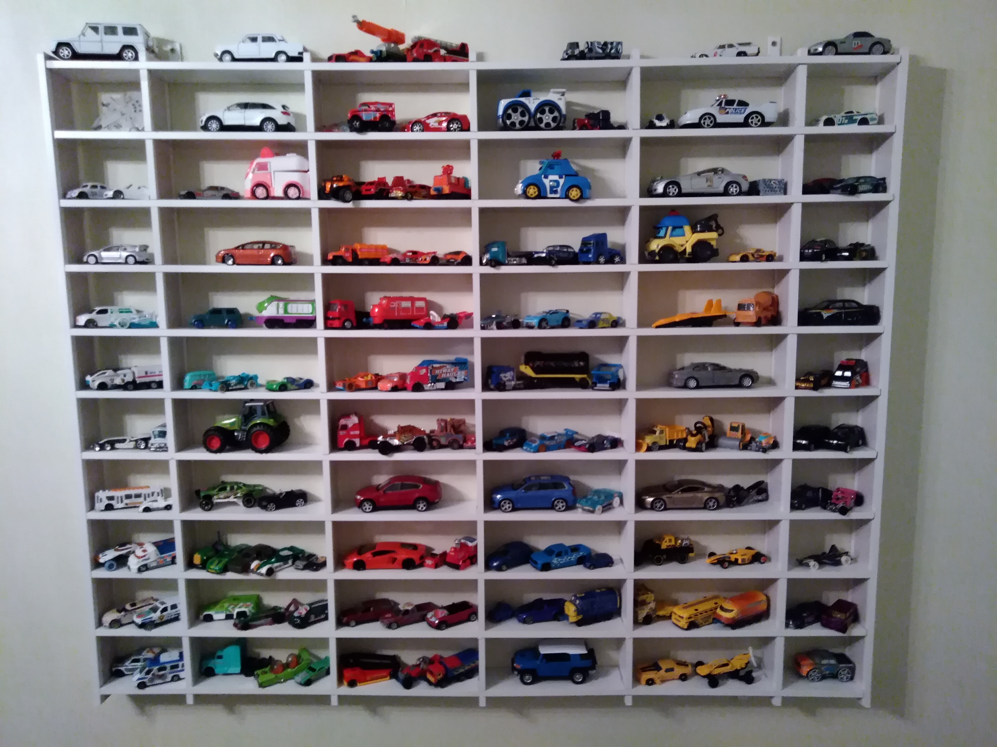 pokazhite garazhi dlya igrushechnyh mashin